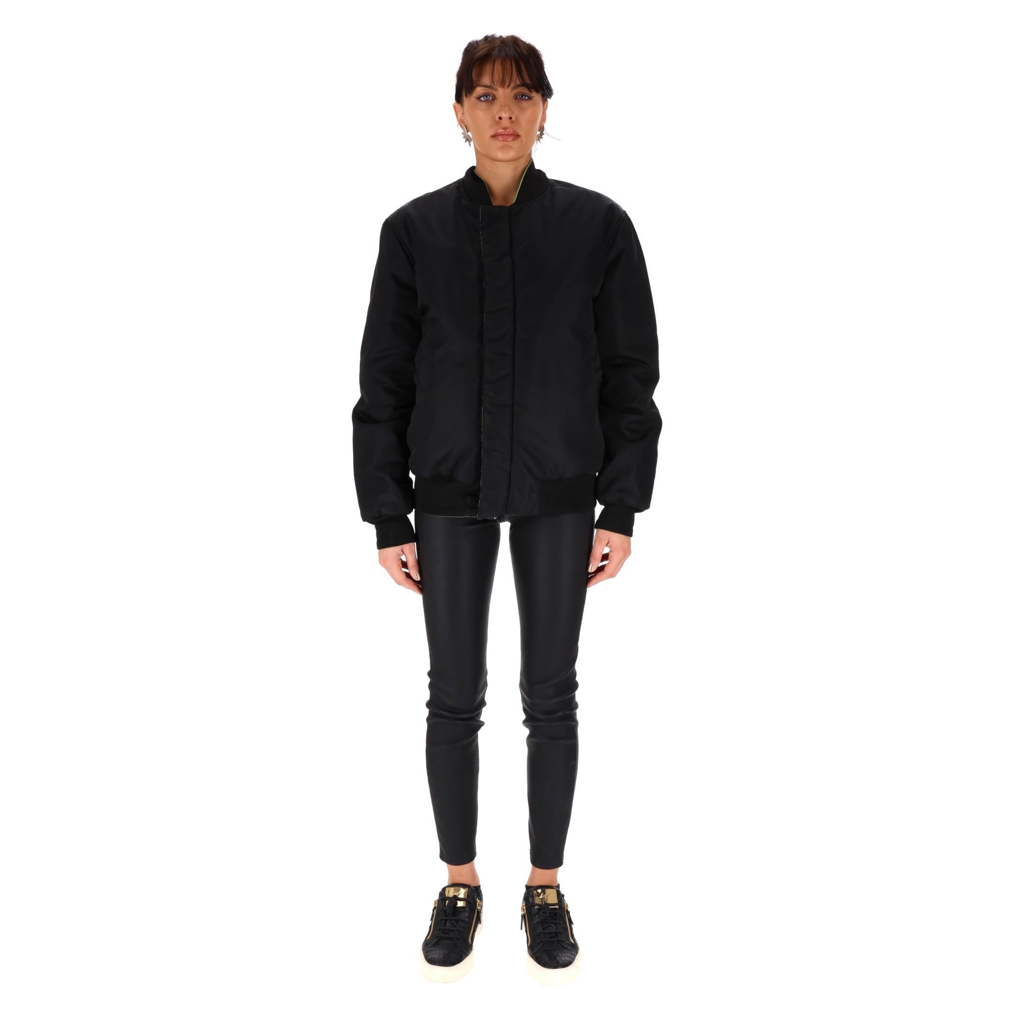 Cazadora Reversible Givenchy

Cazadora bomber negra que puede llevarse lisa o al revés mostrando un estampado étnico geométrico en verde.

Cierre con cremallera oculta en el centro, puños y dobladillo de canalé. Precio aprox. 2,100

Talla -