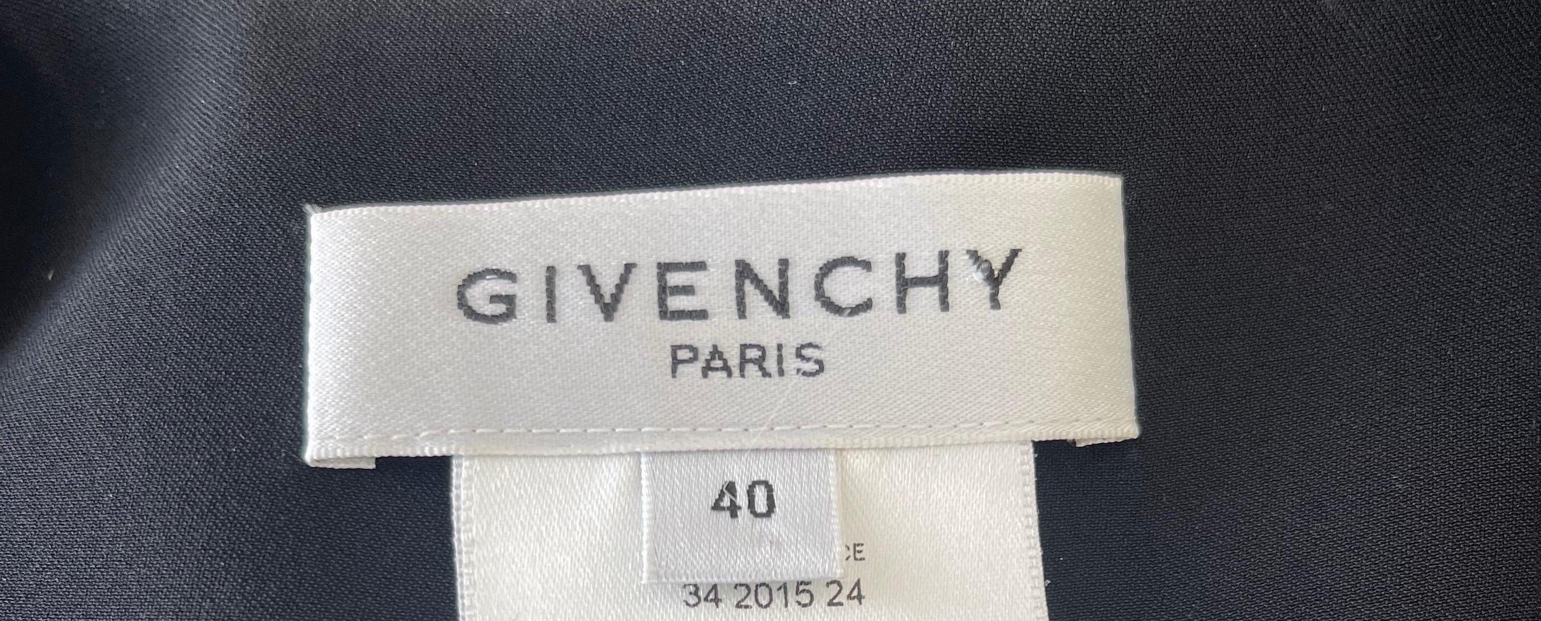 Sexy GIVENCHY by RICARDO TISCI schwarzes und silbernes kleines schwarzes Kleid ! Mit einer silbernen Uhrenkette aus Metall, die sich unterhalb der Büste um den Körper wickelt. Metallverschluss an der Seite. Verdeckter Reißverschluss auch an der