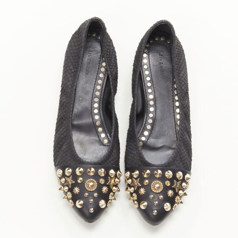 GIVENCHY Riccardo Tisci ballerines à bouts cloutés étoile dorée EU37
Référence : ANWU/A00172
Marque : Givenchy
Designer : Riccardo Tisci
MATERIAL : Cuir
Couleur : Noir
Doublure :  Cuir
Détails supplémentaires : Quincaillerie en métal doré. Cuir