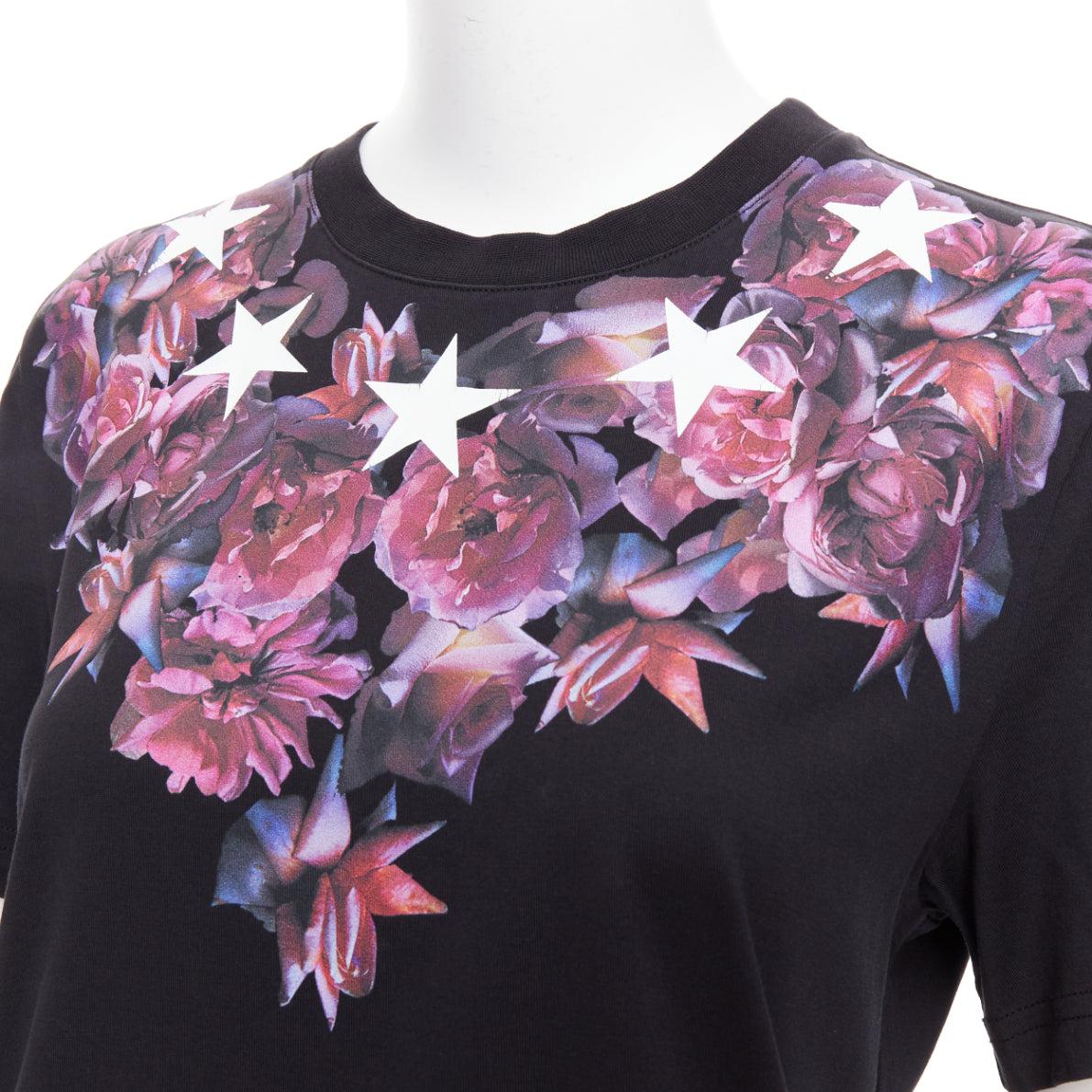 GIVENCHY Riccardo Tisci tshirt XS con fiori viola e stelle bianche e nere
Riferimento: GEGG/A00175
Marchio: Givenchy
Designer: Riccardo Tisci
Materiale: Cotone
Colore: nero, viola
Modello: Stella
Chiusura: Pullover
Prodotto in:
