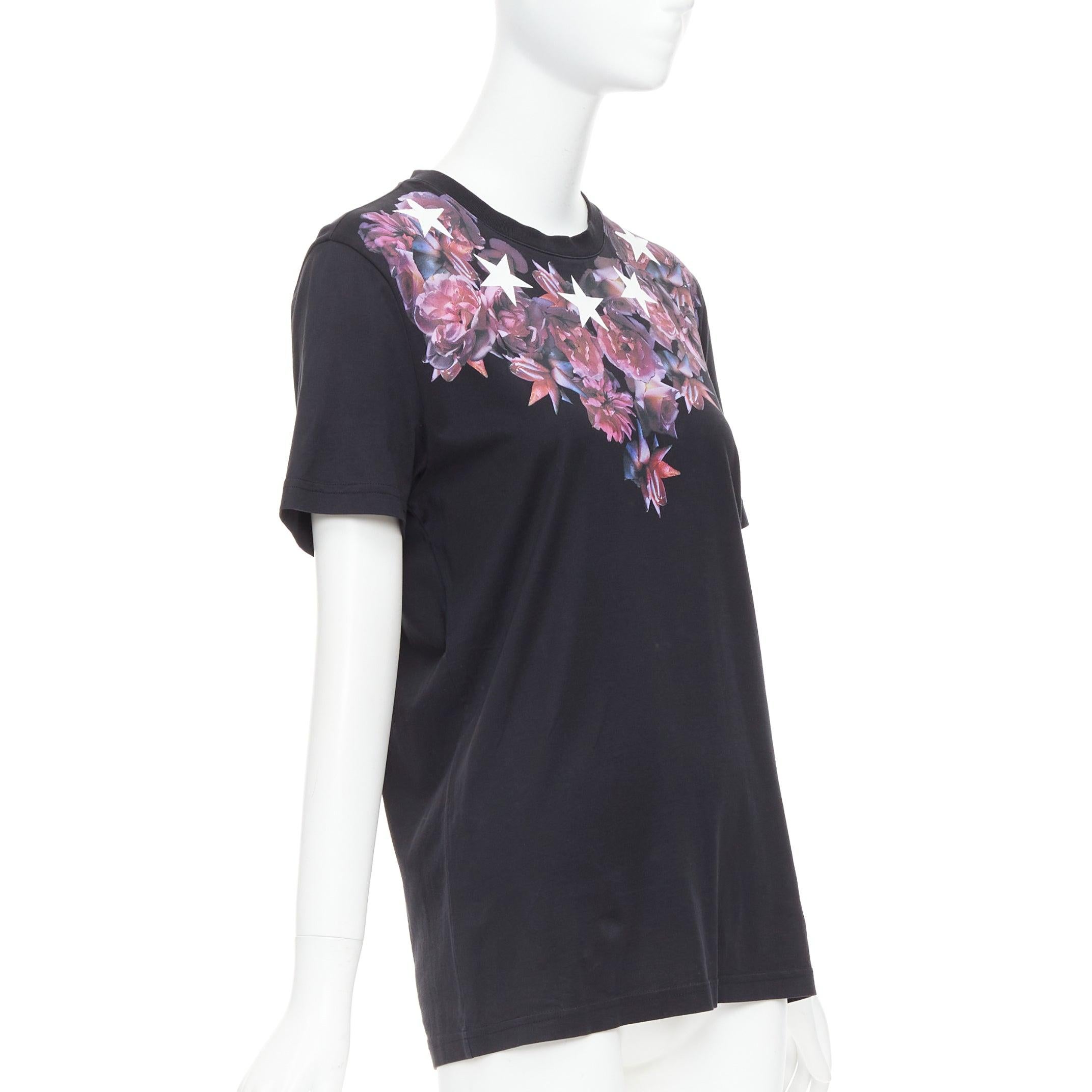 Nero GIVENCHY Riccardo Tisci tshirt XS con fiori viola e stelle bianche e nere in vendita