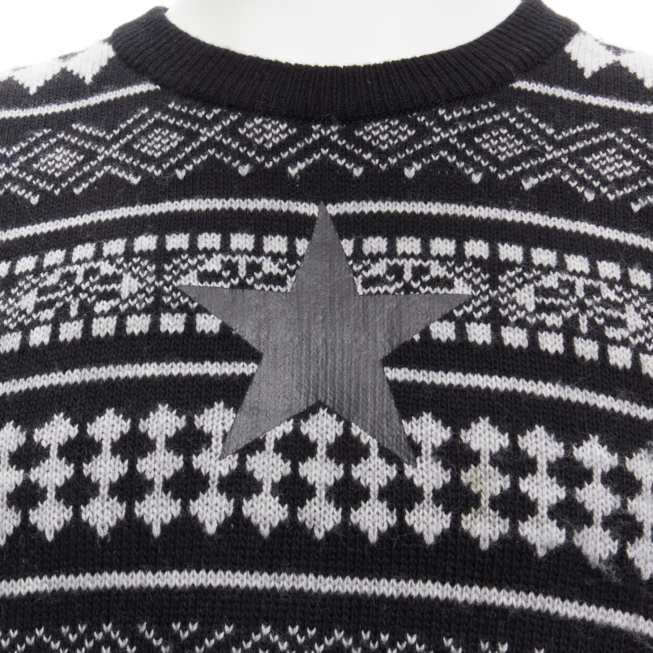 GIVENCHY Riccardo Tisci Pullover mit strukturierten Sternenstreifen und Intarsien, M
Referenz: YNWG/A00099
Marke: Givenchy
Designer: Riccardo Tisci
MATERIAL: Wolle
Farbe: Schwarz, Grau
Muster: Gestreift
Verschluss: Pullover
Zusätzliche Details: