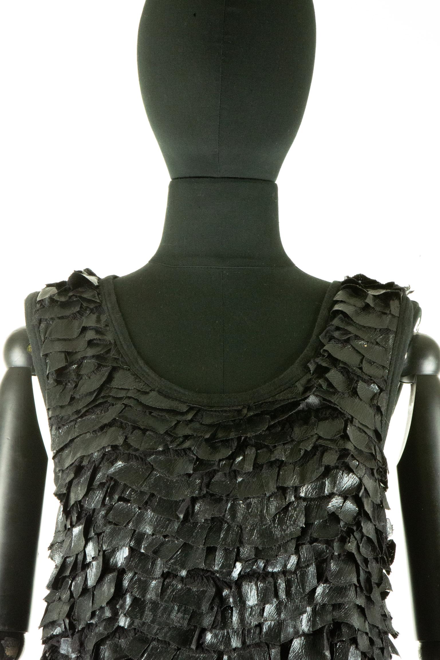 Dieses moderne Givenchy-Tank-Top hat plissierte Chiffonrüschen mit Lackdetails, die nur die Vorderseite des Mieders bedecken. Das Kleidungsstück hat außerdem einen Rundhalsausschnitt und einen Rücken aus schwarzem Jersey. Dieser Artikel trägt das