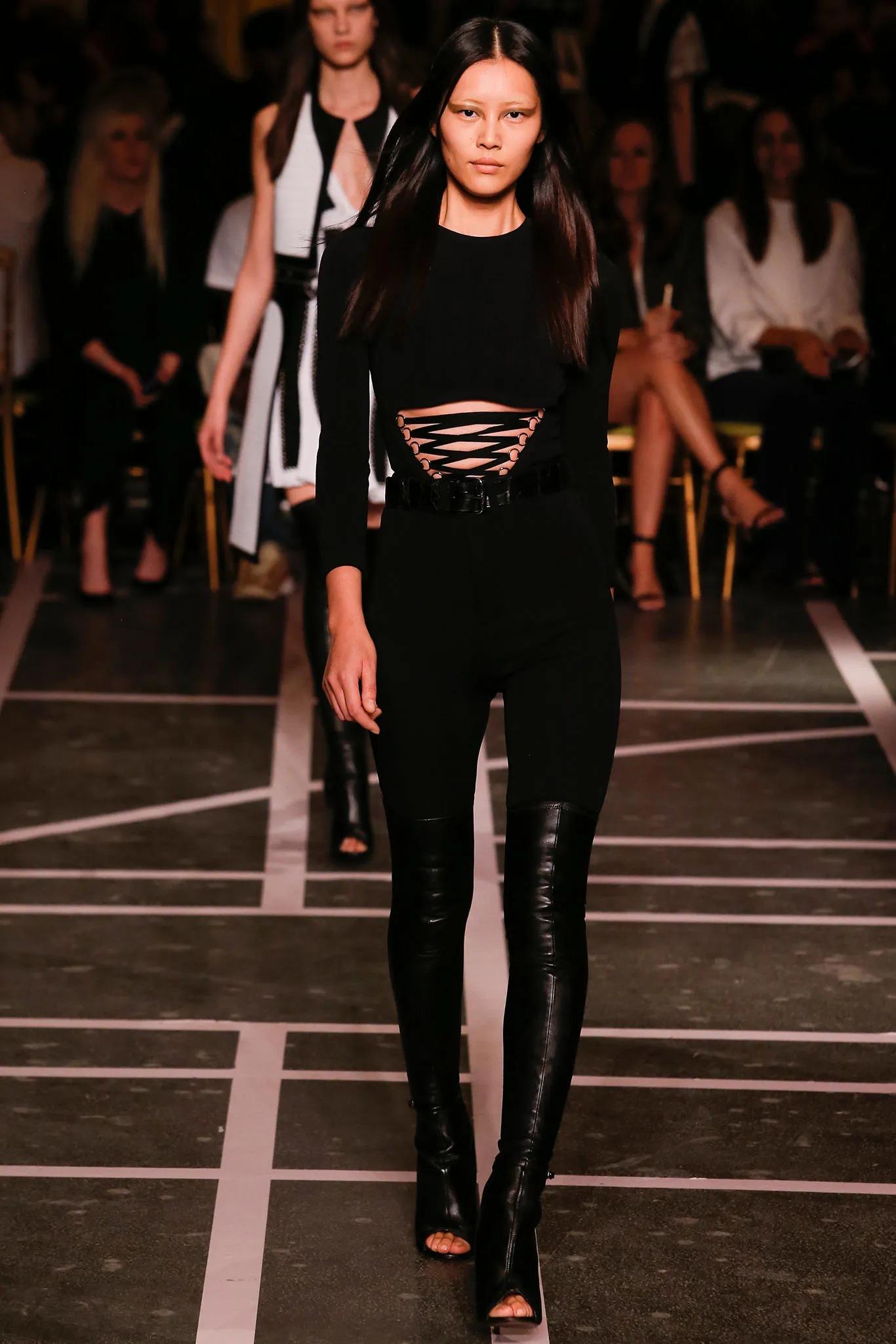Ein seltener und sehr sammelwürdiger Givenchy Body aus der gefeierten Frühjahrskollektion 2015 von Riccardo Tisci, der auf dem Pariser Laufsteg zu sehen war und von Kim Kardashian getragen wurde. Das auffällige Modell hat lange Ärmel, einen