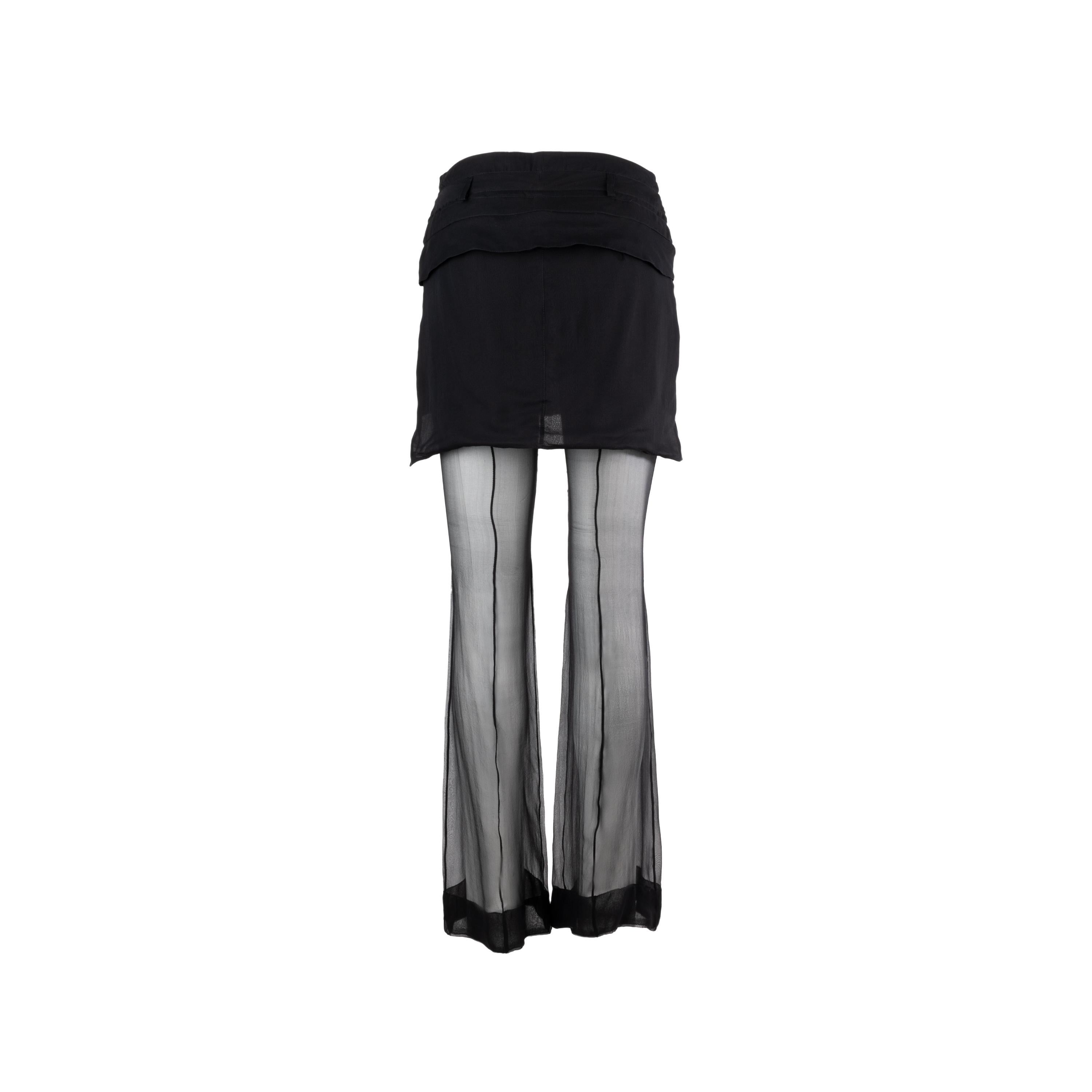 Pantalon en soie noire Givenchy. Fermeture à bouton central et ourlet évasé.
Remarques : L'ourlet a été modifié.