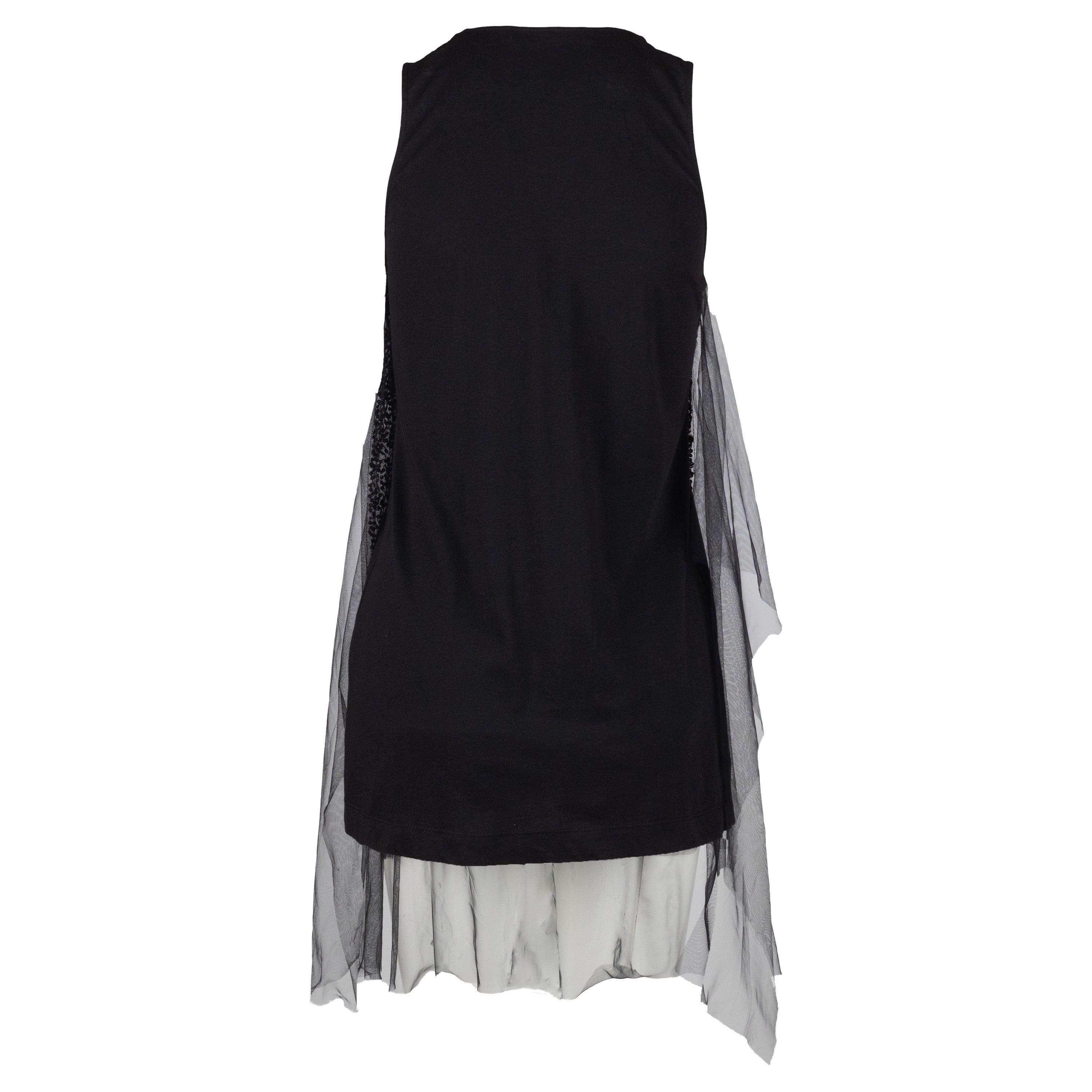 This Givenchy Sequin Dress is expertly crafted with two layer, a cotton body and polyamide mesh with a multicolor and golden sequin panel, adding an extra level of dimension. Its sleeveless design and deep round neckline provide a flattering fit,