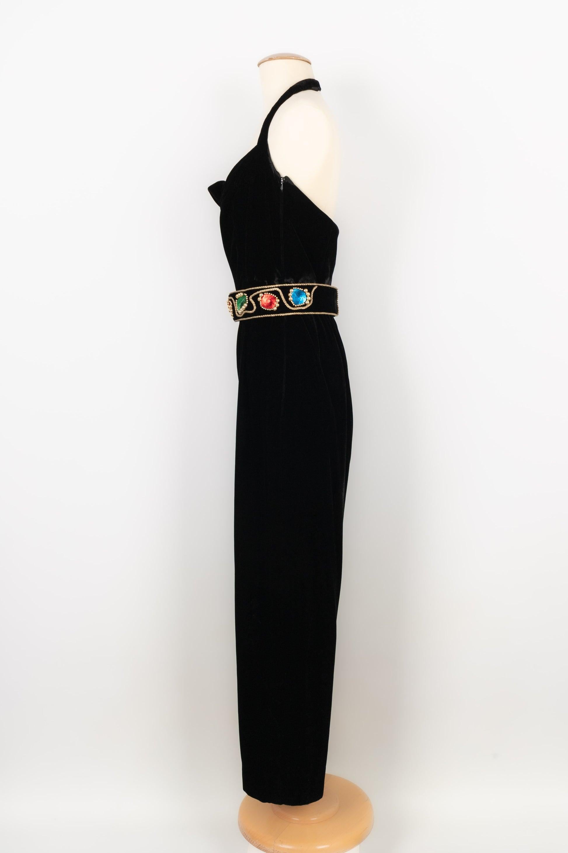 Givenchy - (Made in France) Set composed of a jacket highly embroidered with golden pearls and multicolored sequins, matched with a belt, and an open-back black velvet jumpsuit. No size indicated, it fits a 38FR.

Additional information:
Condition:
