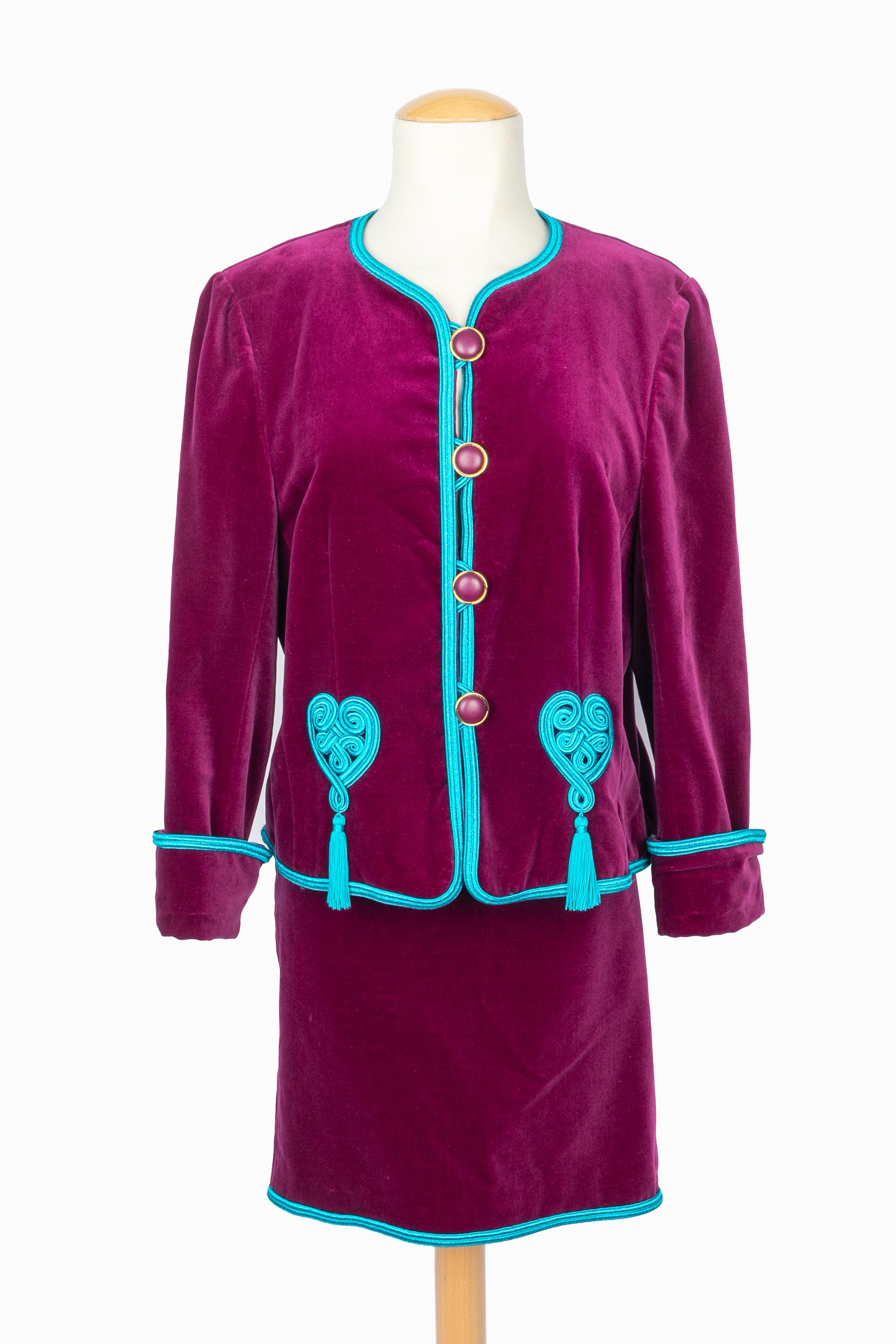 GIVENCHY - (Fabriqué en France) Ensemble en velours rouge-violet composé d'une veste et d'une jupe, bordées de passementeries bleues. Boutons métalliques rouge-violet et dorés. Aucune taille n'est indiquée, il convient à un 38FR/40FR. Collectional