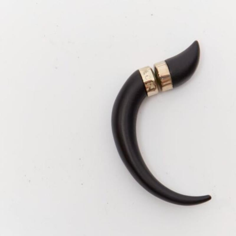 GIVENCHY Orecchino in corno a forma di dente di squalo con magnete in argento nero Singolo in vendita 1
