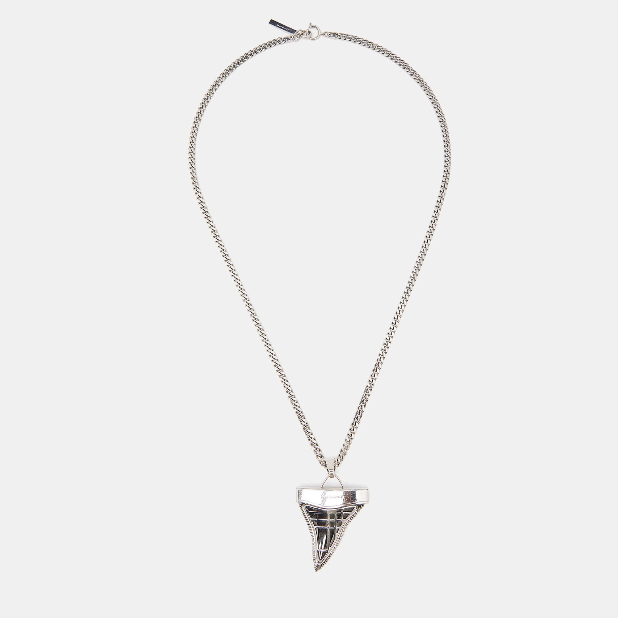The Givenchy necklace exudes sophisticated elegance. Crafted with precision, it features a sleek shark tooth pendant adorned with two-tone detailing, embodying a harmonious blend of modernity and timeless allure. This accessory effortlessly elevates