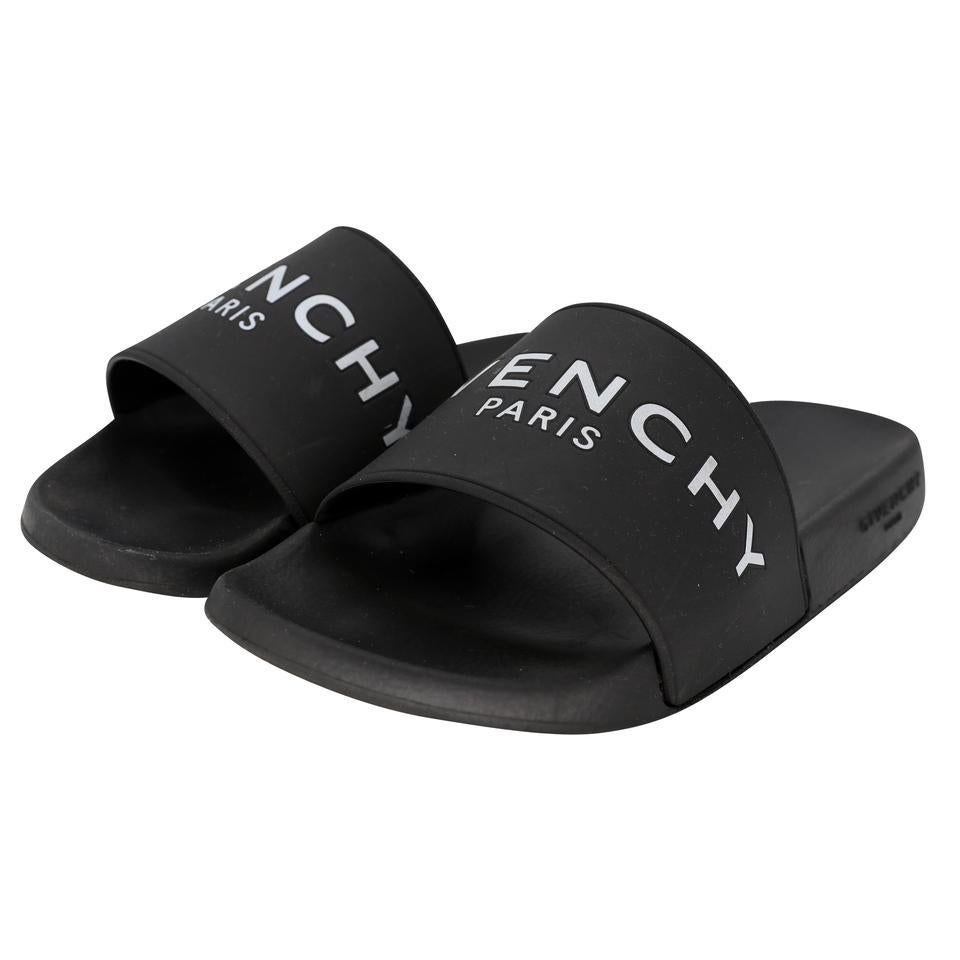Givenchy - Sandales de plage à imprimé signature 39 GV-S06013P-0001 Bon état - En vente à Downey, CA