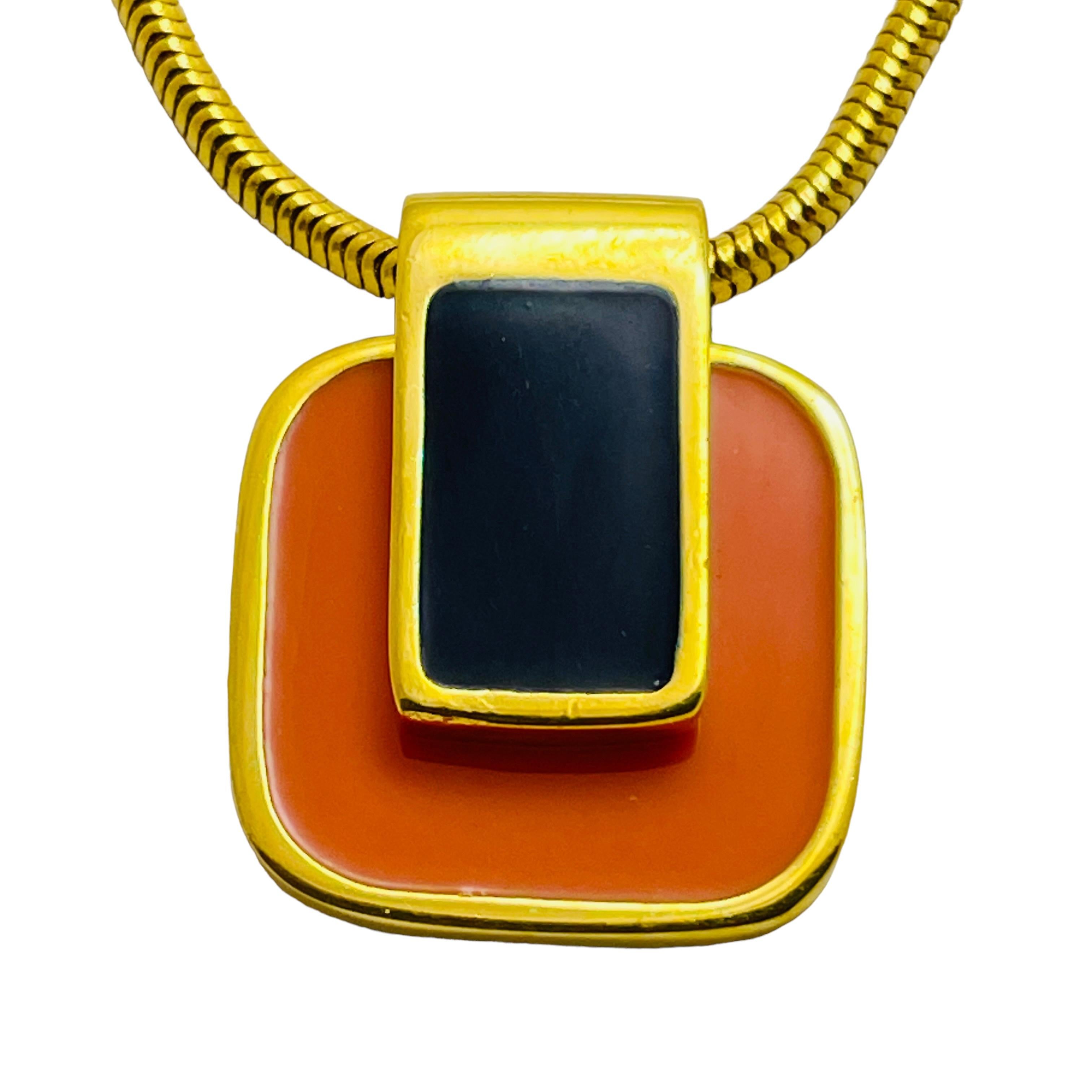 DETAILS

• signed GIVENCHY Paris New York 1977    

• gold tone with enamel

• vintage designer necklace  

MEASUREMENTS  

• 

CONDITION

•  very good vintage condition with minimal signs of wear 

 Sku 40

❤️❤️  VINTAGE DESIGNER JEWELRY ❤️❤️

❤️❤️