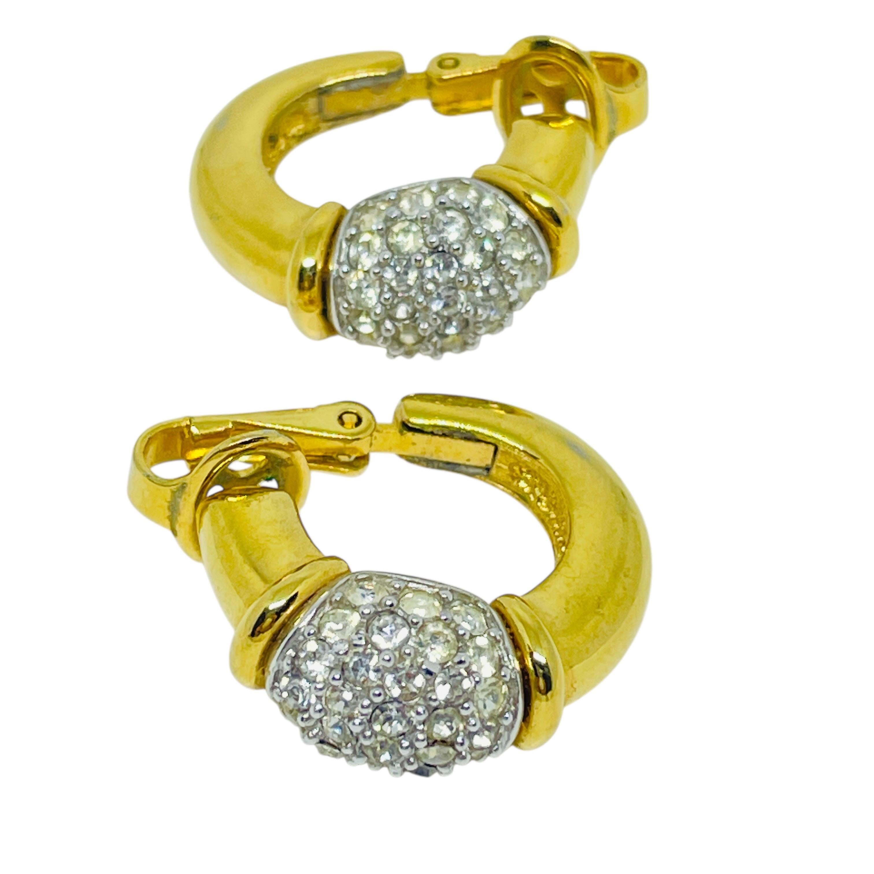 GIVENCHY signiert Vintage Gold Ton Kristalle Designer Reifen Clip auf Ohrringe für Damen oder Herren im Angebot