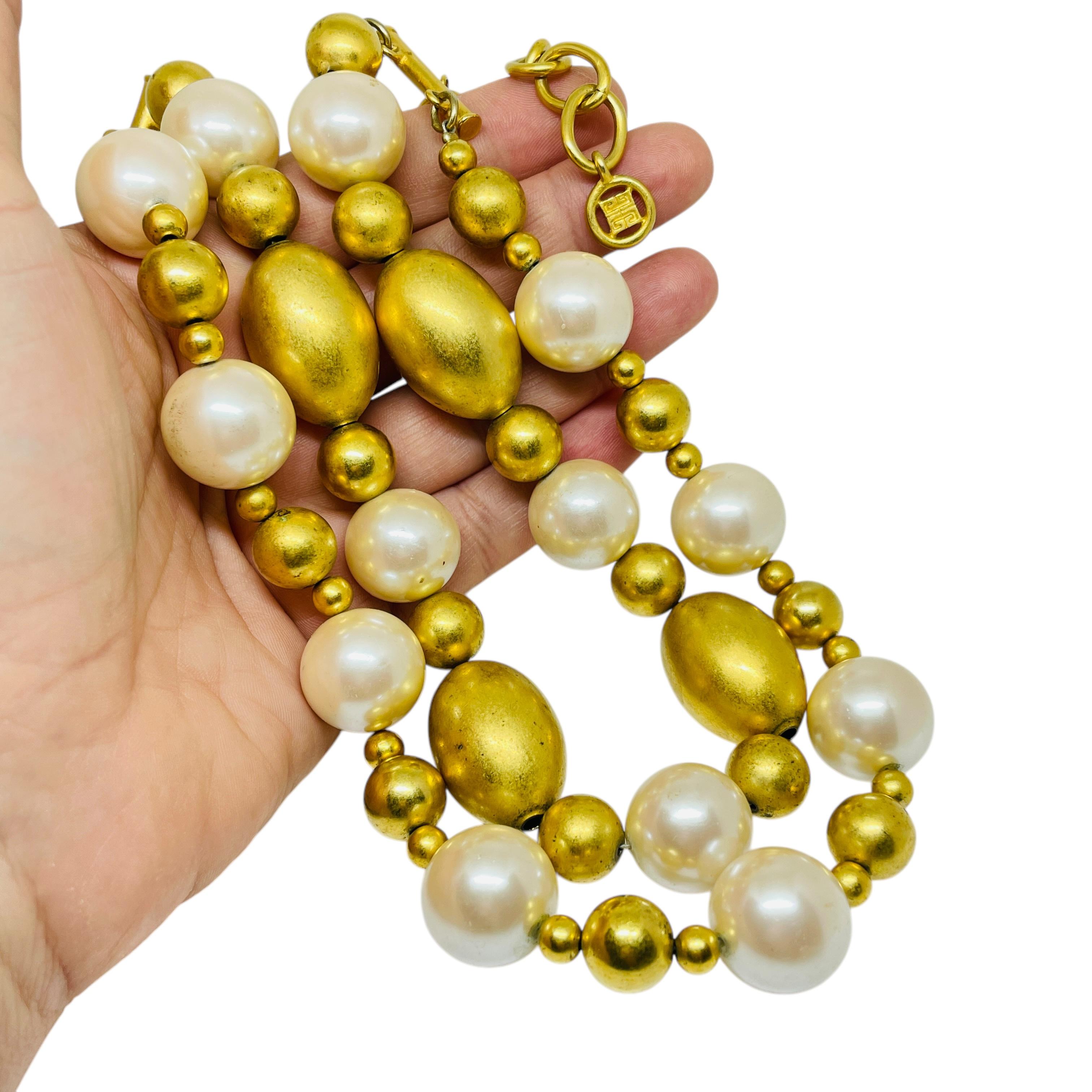 GIVENCHY firma una collana vintage massiccia in oro opaco con perle di vetro in vendita 1