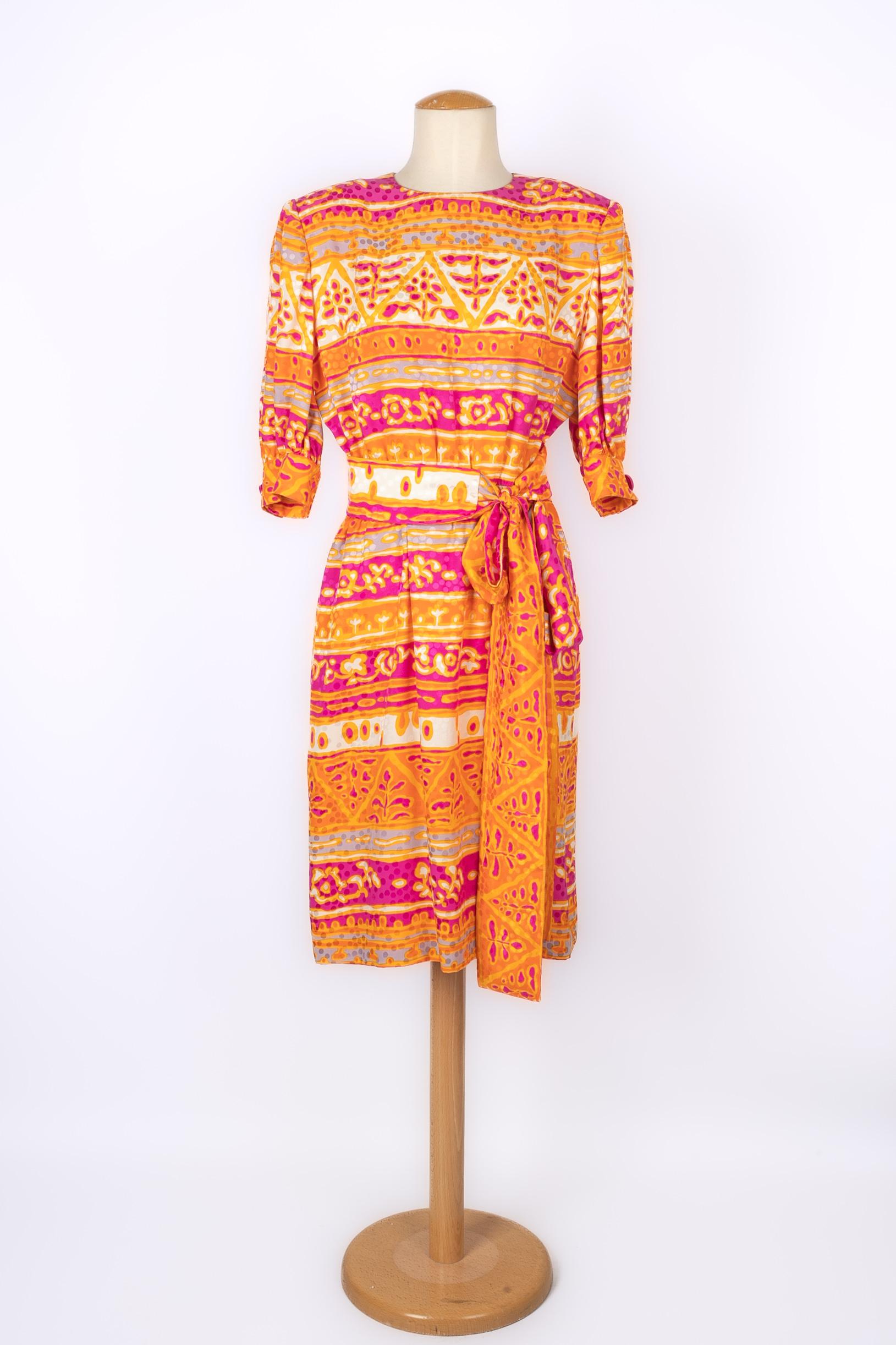 GIVENCHY - (Made in France) Colourful silk dress. Size 40FR.
Condition:
Very good condition
Dimensions:
Shoulder width: 42 cm - Waist: 33 cm - Sleeve length: 36 cm - Length: 102 cm
SKU:VR355