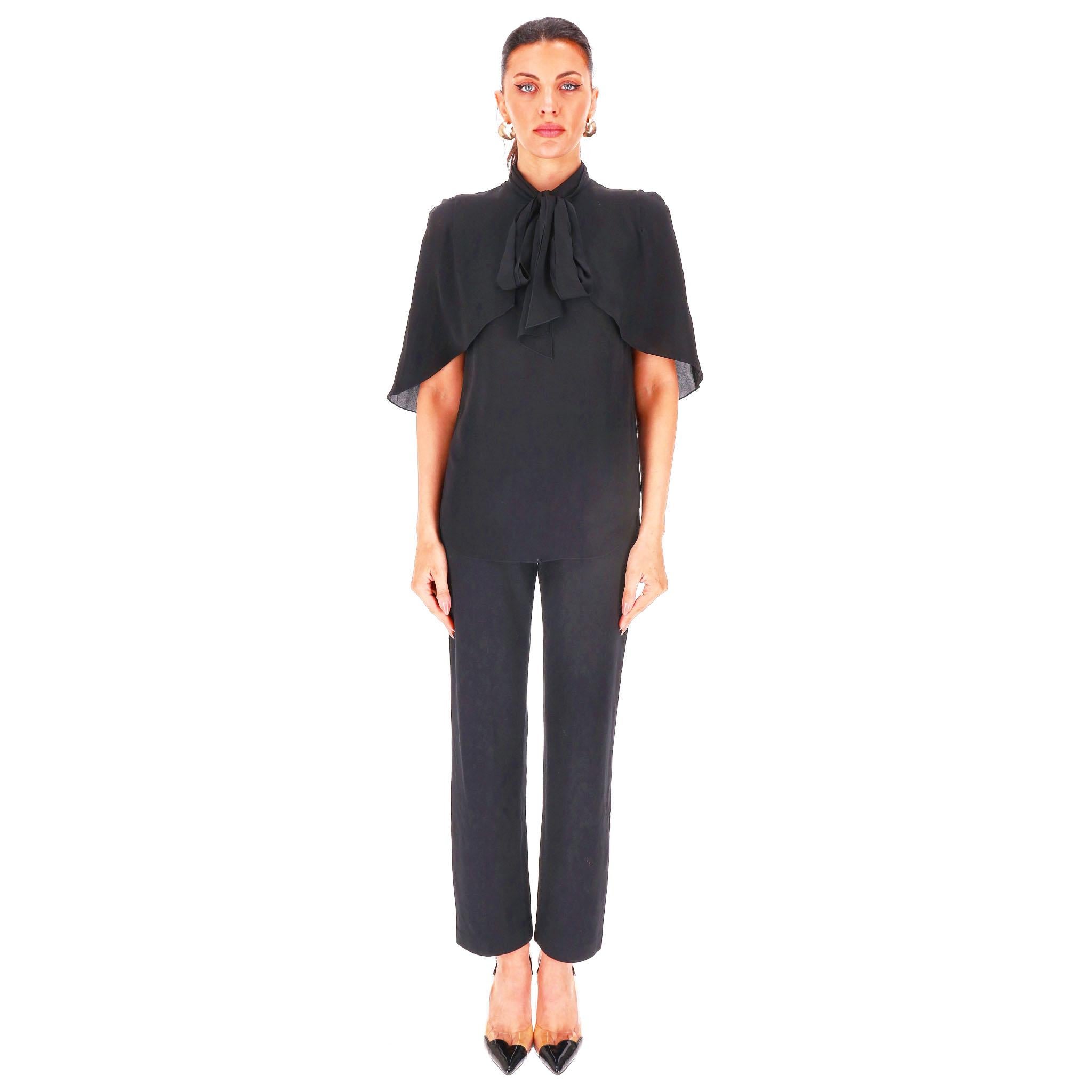 Givenchy Seiden-Neck-Tie Cape Top

Schwarze Bluse aus Seide und mit einem Detail zum Binden im Nacken.

Overlay im Cape-Stil mit einem Knopfverschluss auf der Rückseite.

Preis ca. £1,400

Größe - 38FR

Zustand - Sehr gut

Zusammensetzung - 100%