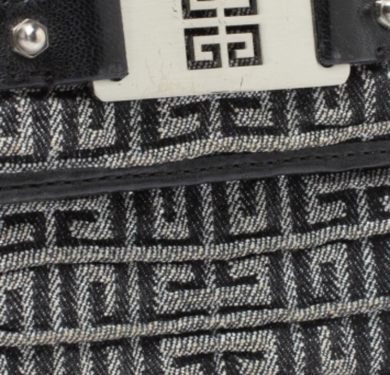 This sturdy and stylish wallet by Givenchy is perfect for small bags. Crafted from signature canvas and leather trims, this silver & black creation has a trifold style. It has a front flap with logo detailing that opens to a leather & fabric