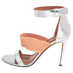 Givenchy Sandalias con puño de piel y tela plateadas Tamaño 39