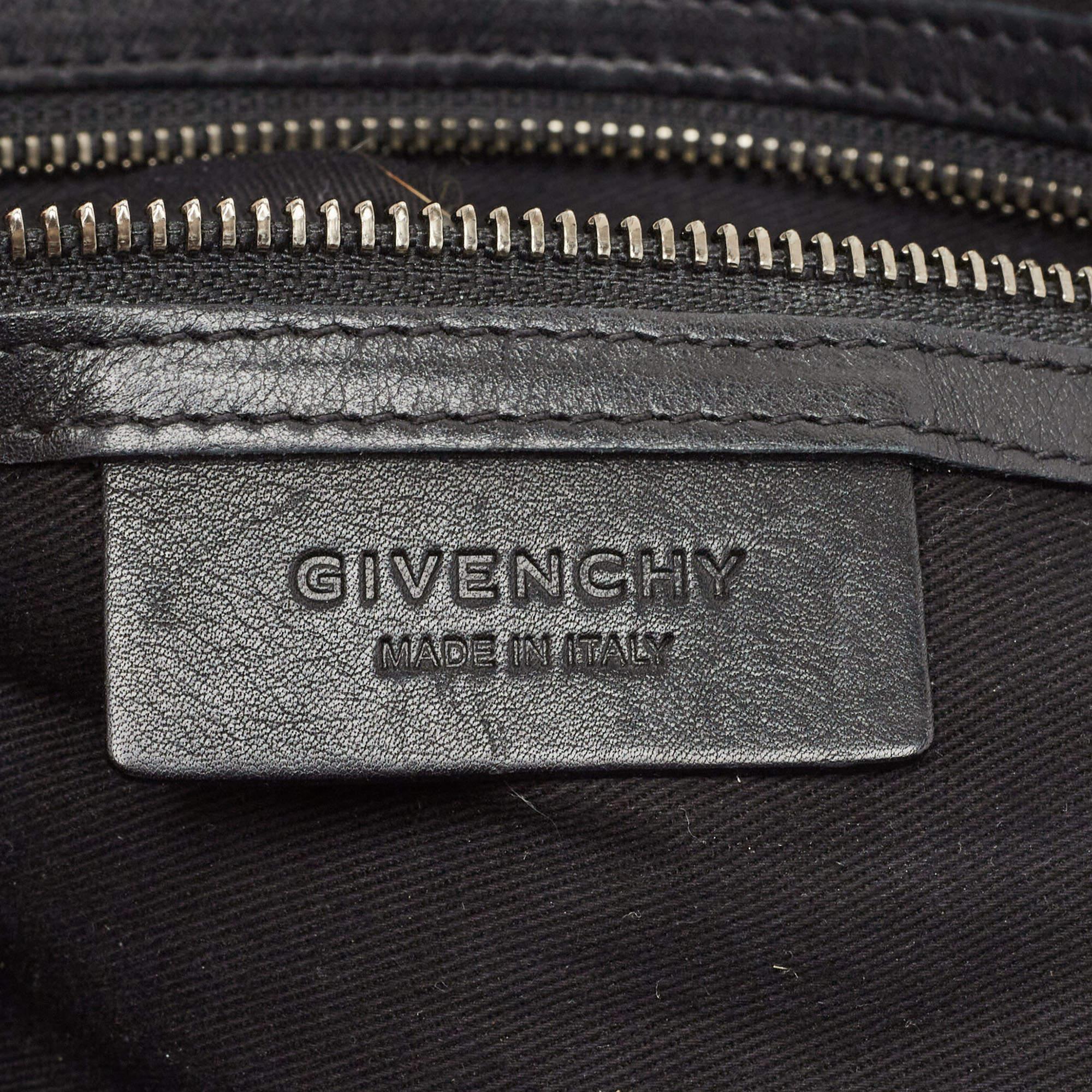Givenchy - Sacoche Nightingale moyenne en cuir Silver en vente 14