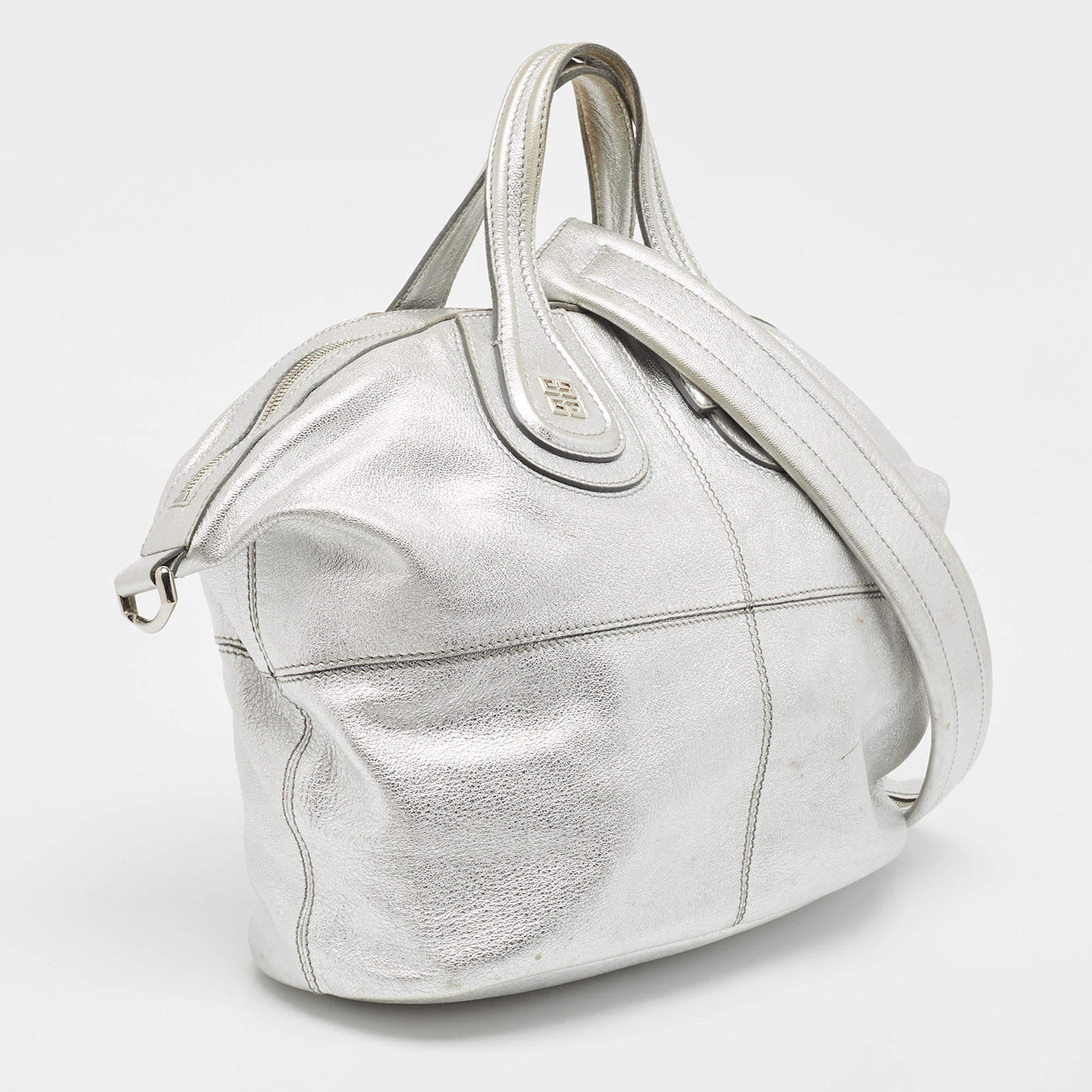 Cette sacoche est conçue pour contenir vos objets essentiels de la manière la plus élégante qui soit ! Facile à coiffer, fabriqué à partir des meilleurs matériaux et provenant de la meilleure marque, ce sac ajoutera un style immense à votre