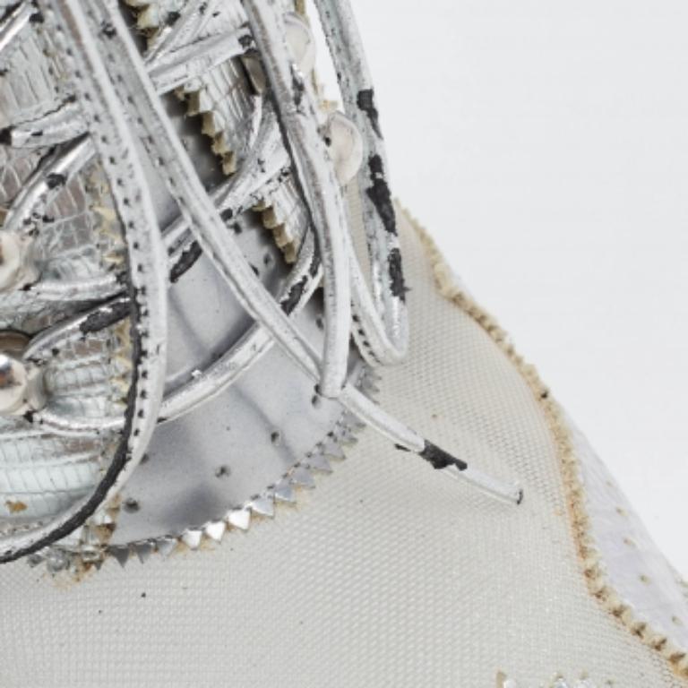 Givenchy - Mules à bout pointu en cuir et maille gaufrés au lézard Silver - Taille 38 en vente 3