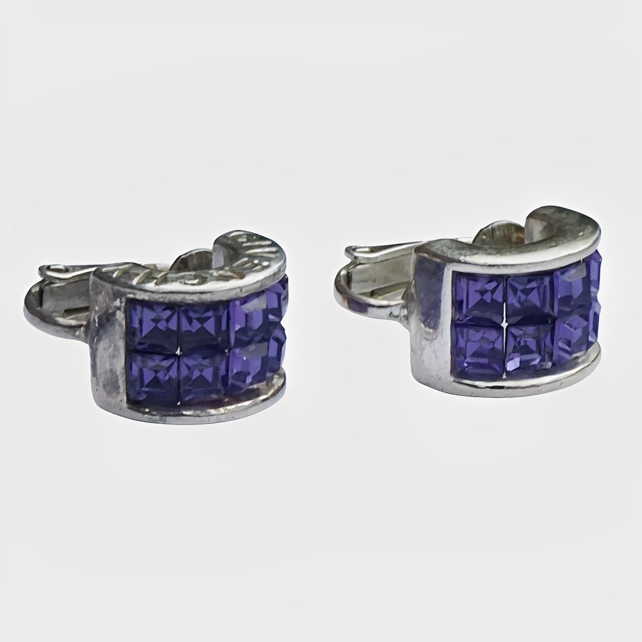 Bellissimi orecchini a clip a mezzo cerchio placcati in argento, con strass lilla. La placcatura in argento è usurata.

Misura 1,25 cm di lunghezza per 9 mm di larghezza.

Questo delizioso paio di orecchini Givenchy risale agli anni '80 circa.