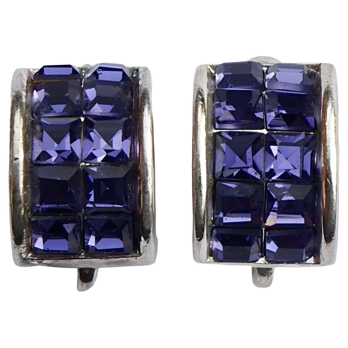 Givenchy Orecchini a clip con strass lilla placcati in argento, a metà cerchio