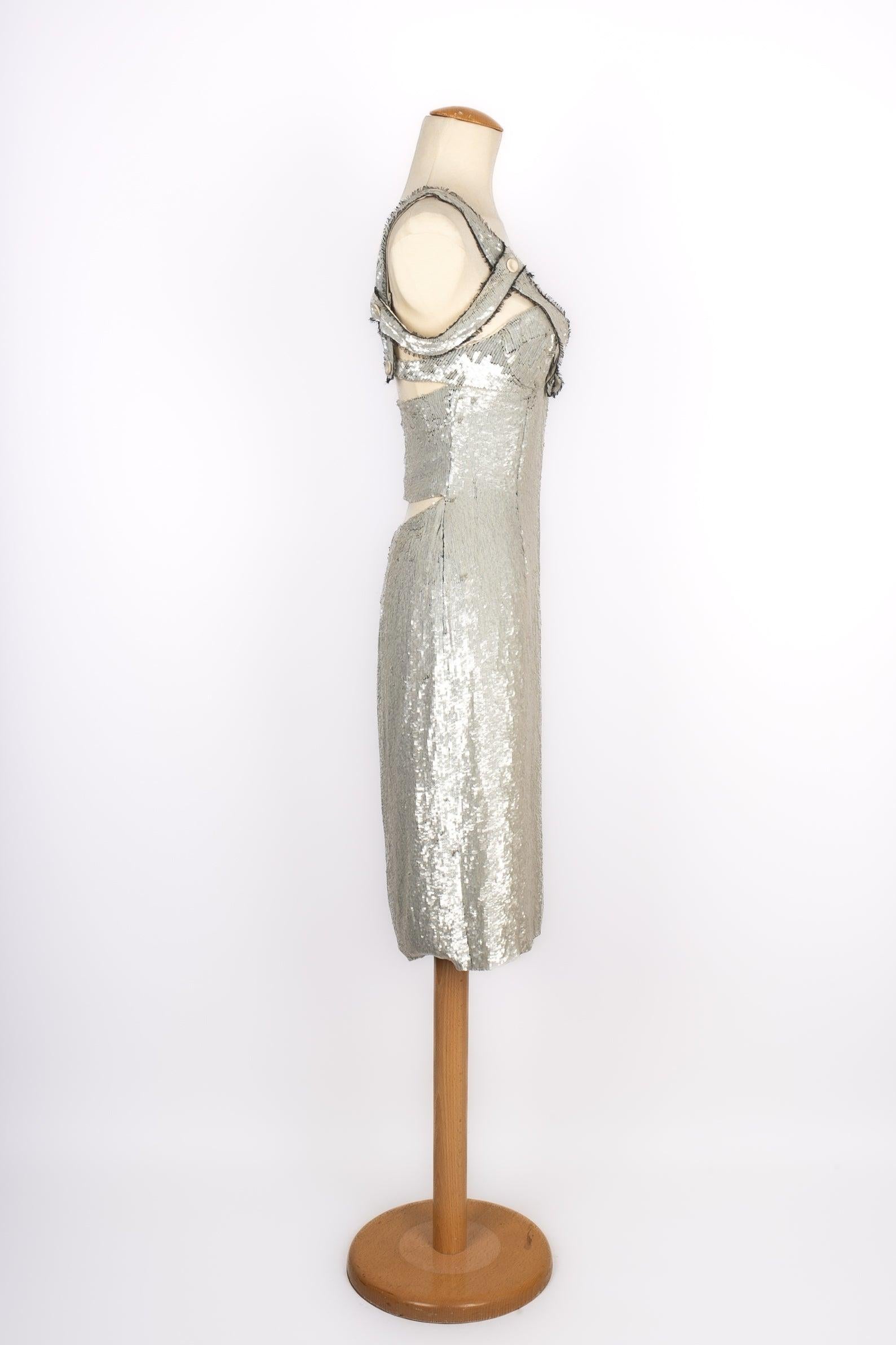 Givenchy - Mid-length dress entirely embroidered with silvery sequins. Size 36FR indicated.

Additional information:
Condition: Good condition
Dimensions: Chest: 38 cm - Waist: 31 cm - Hips: 45 cm - Length: 85 cm

Seller Reference: VR363