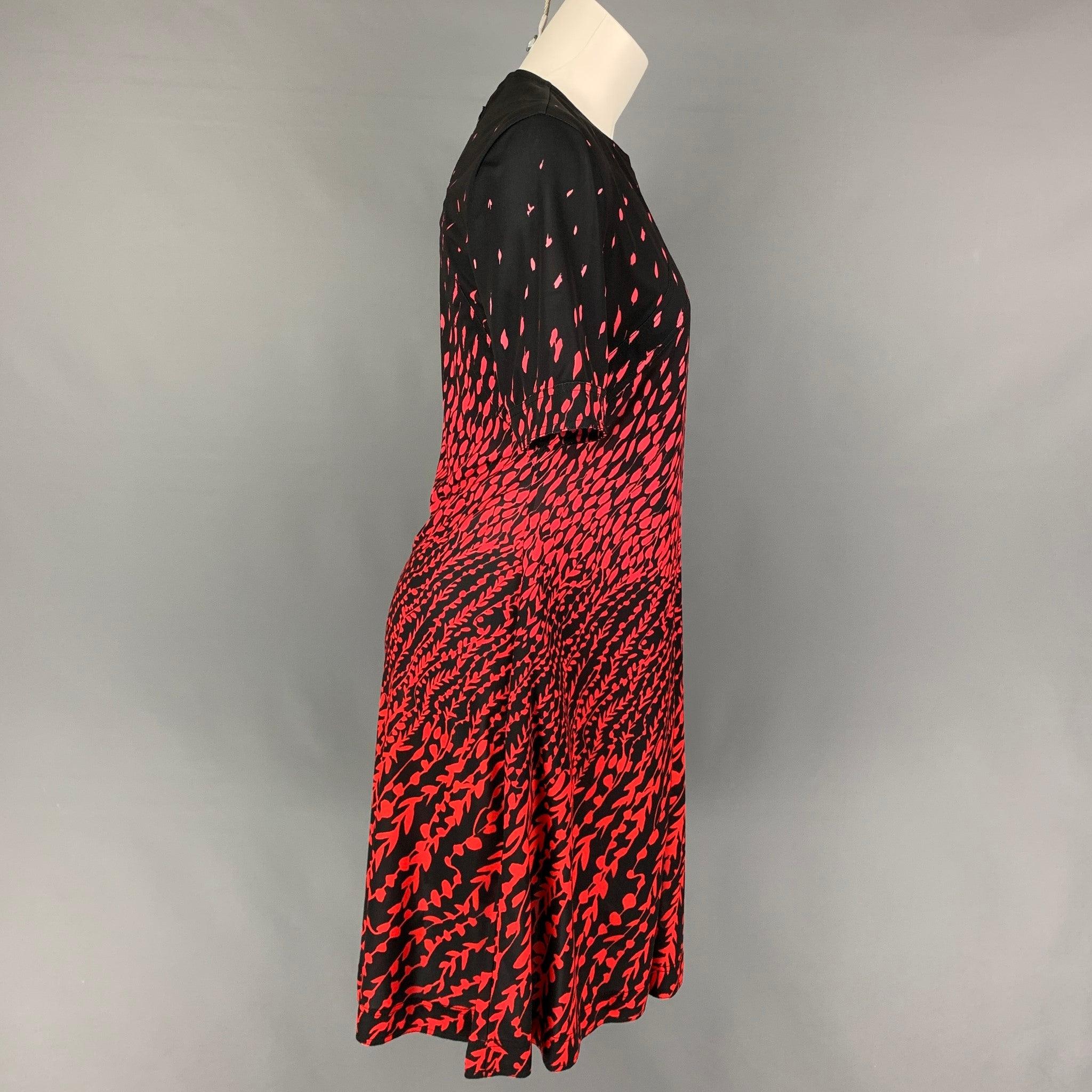 GIVENCHY dress comes in a black & red abstract polyester featuring a shift style, short sleeves, and a back zip up closure. Made in Italy. Very Good
Pre-Owned Condition. 

Marked:   42 

Measurements: 
 
Shoulder: 15.5 inches  Bust: 35 inches 