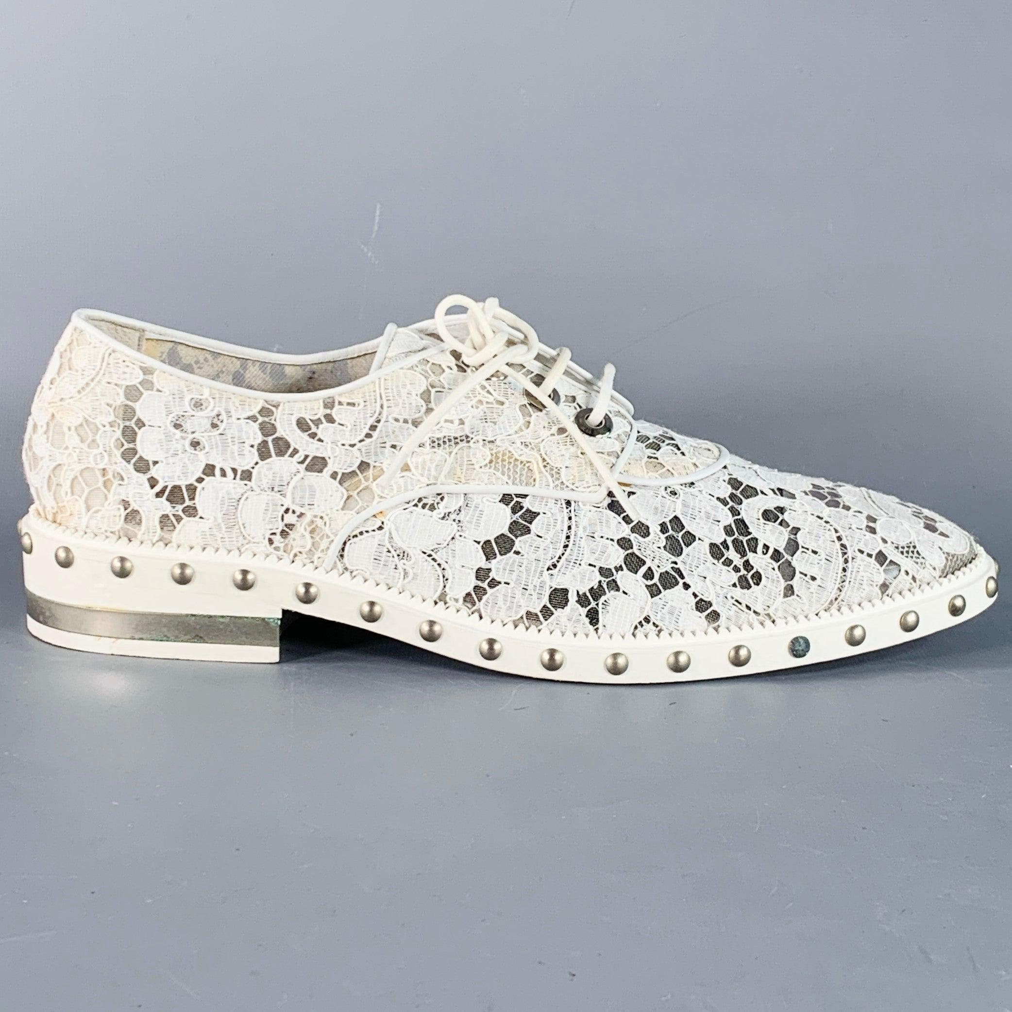 GIVENCHY PARIS derby shoes
in a white lace with matching leather trim featuring a silver tone metal studded midsole design, and lace-up closure. Made in Italy.Good Pre-Owned Condition. Moderate marks, and moderate signs of wear on metal components.
