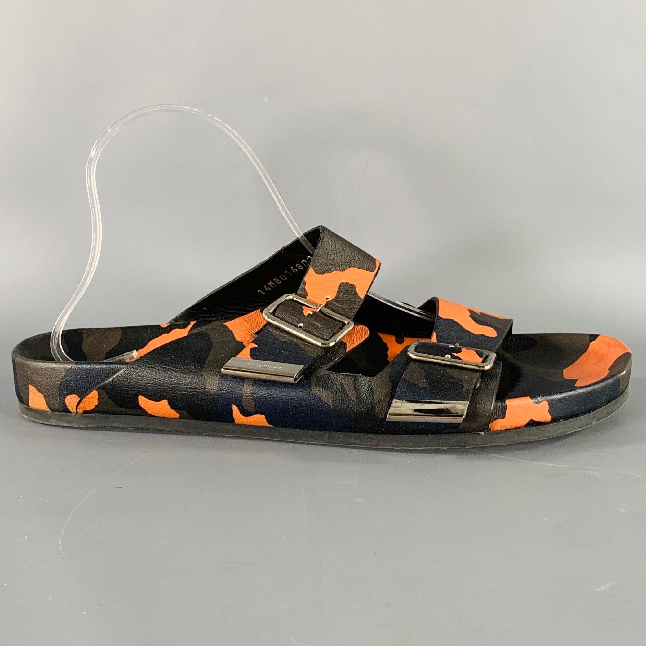 Sandales Givenchy
en cuir noir, vert et orange, avec un imprimé camouflage, un modèle à glissière et une boucle en métal argenté. Fabriqué en Italie. Très bon état. 

Marqué :   14M8016802 960Semelle : 11.25 pouces  x 4,25 pouces 
  
  
 
Référence