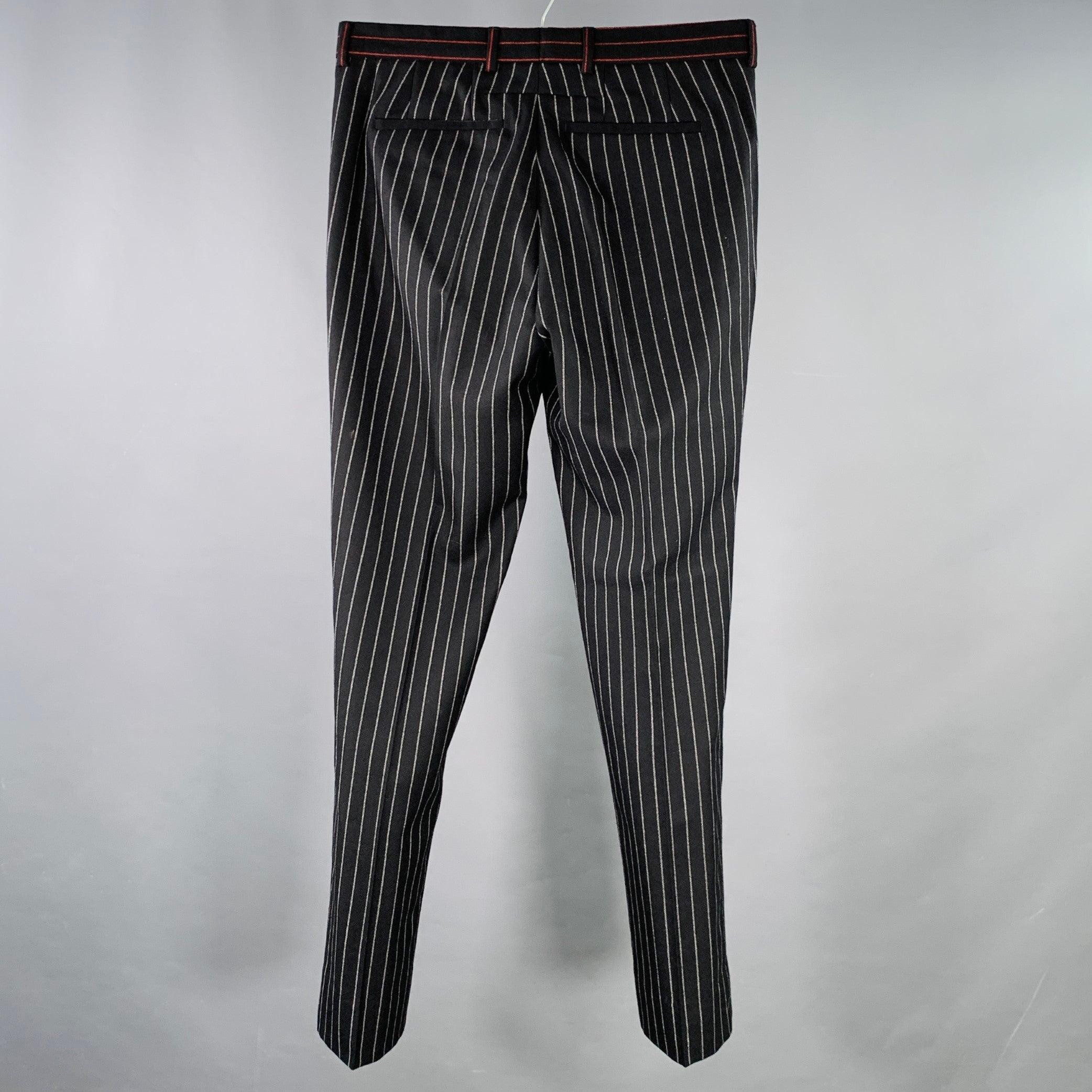 Pantalones de vestir GIVENCHY
de lana negra con un estampado de rayas rojas en la parte delantera y rayas grises en la trasera, estilo delantero plano y cierre con bragueta y cremallera. Excelente estado de segunda mano con etiquetas. 

Marcado:  