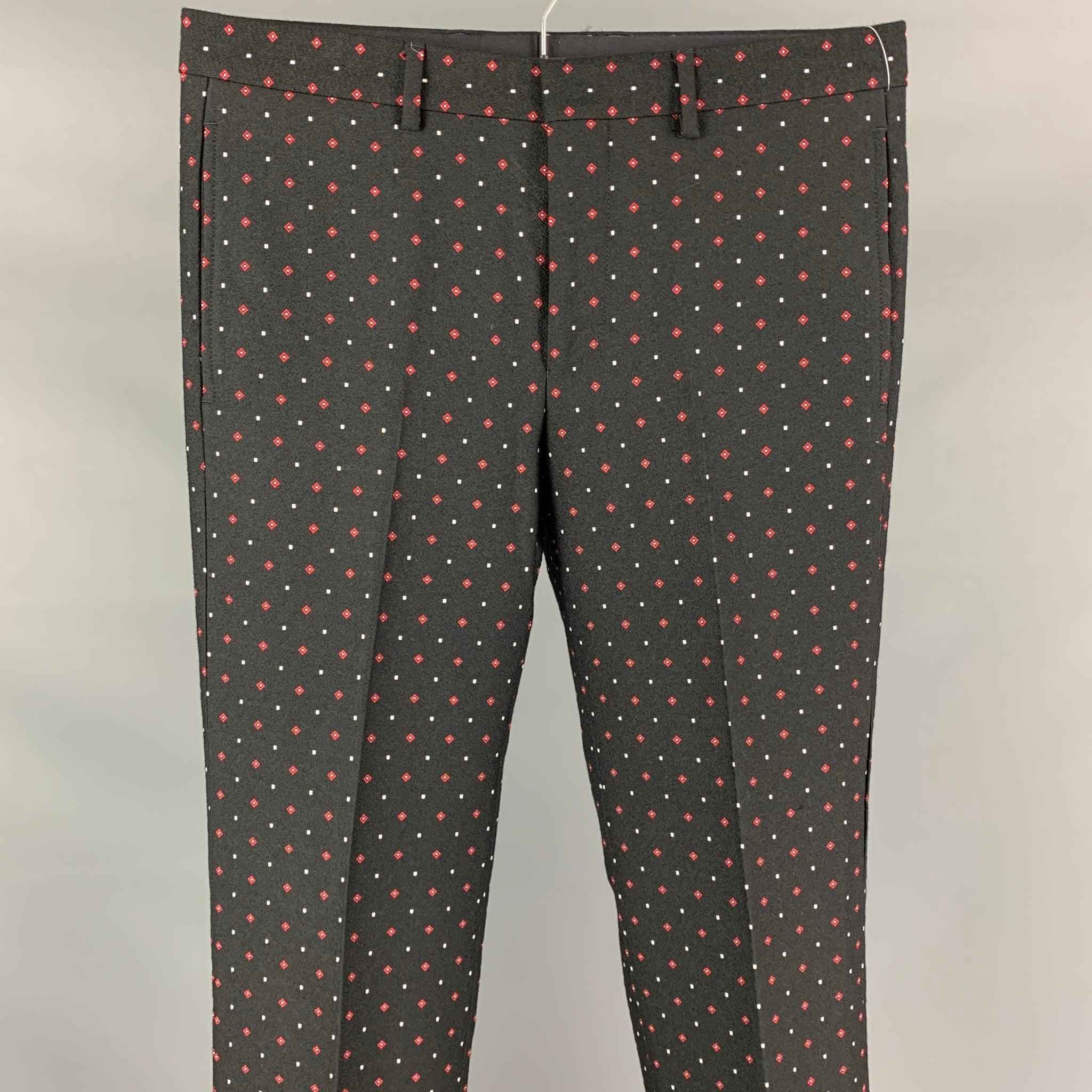 Pantaloni eleganti GIVENCHY in lana/poliestere con stampa a rombi neri e rossi, vestibilità slim, linguetta frontale e chiusura con zip.
Nuovo con etichetta. 

Contrassegnato:   48 

Misure: 
  Vita: 32 pollici  Cavallo: 9 pollici  Cavallo: 36