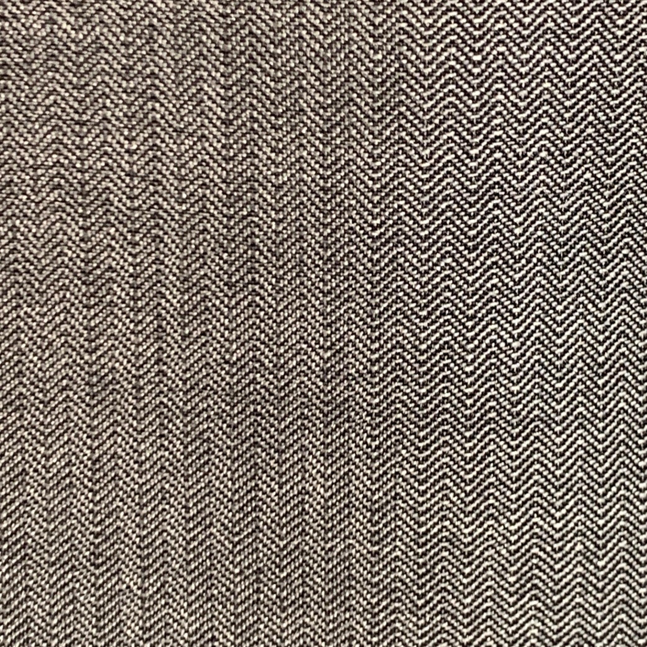 GIVENCHY Sportmantel
aus grauem Schurwoll-Seidenstoff mit Fischgrätmuster, Revers mit Kerbe, doppeltem Schlitz im Rücken und doppeltem Knopfverschluss. Made in Bulgaria Ausgezeichneter gebrauchter Zustand. 

Markiert:   IT 46 

Abmessungen: 
