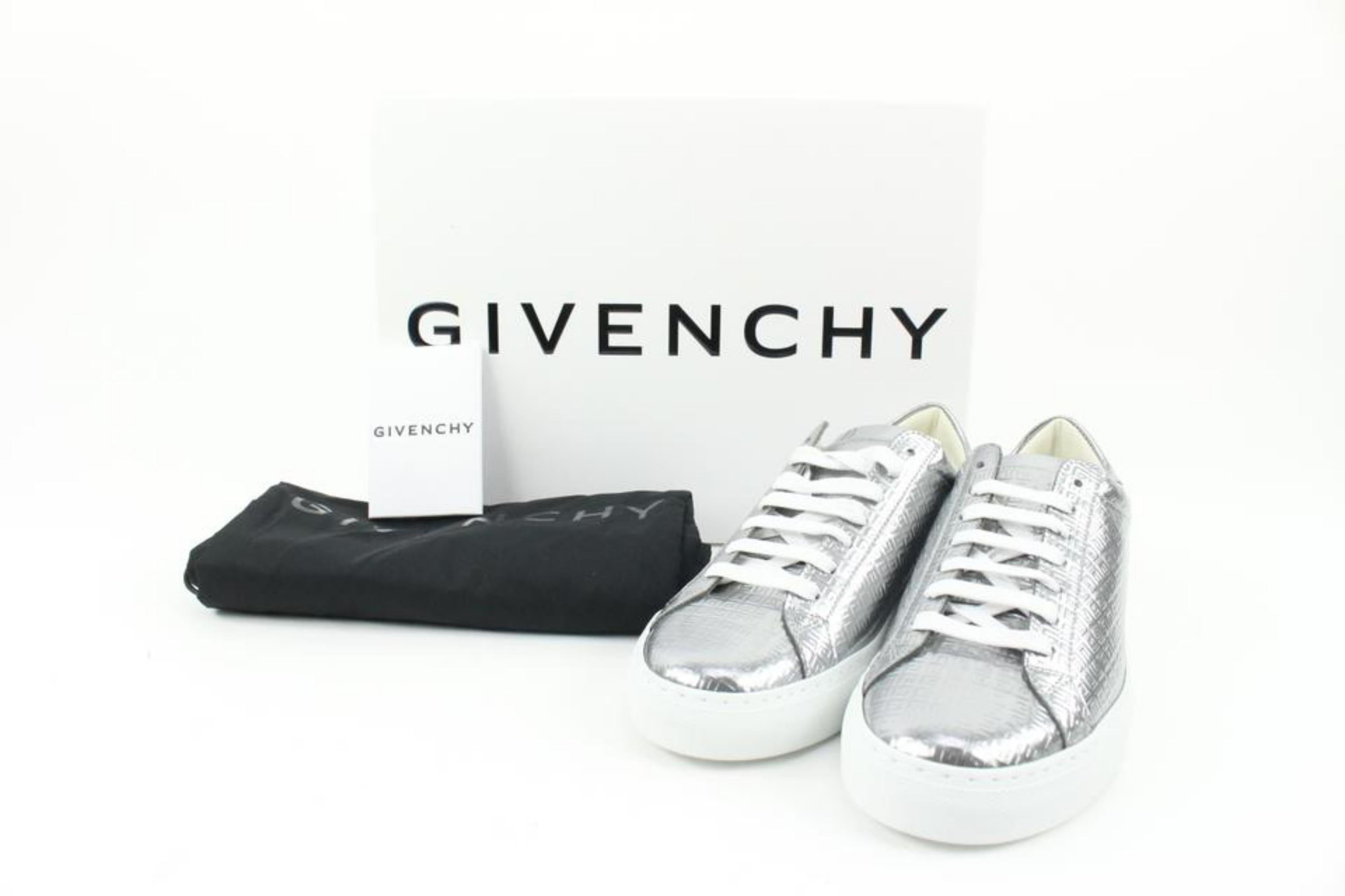Givenchy Size 37 Women's Logo Silver Urban Street Sneaker 114gi4 In New Condition For Sale In Dix hills, NY