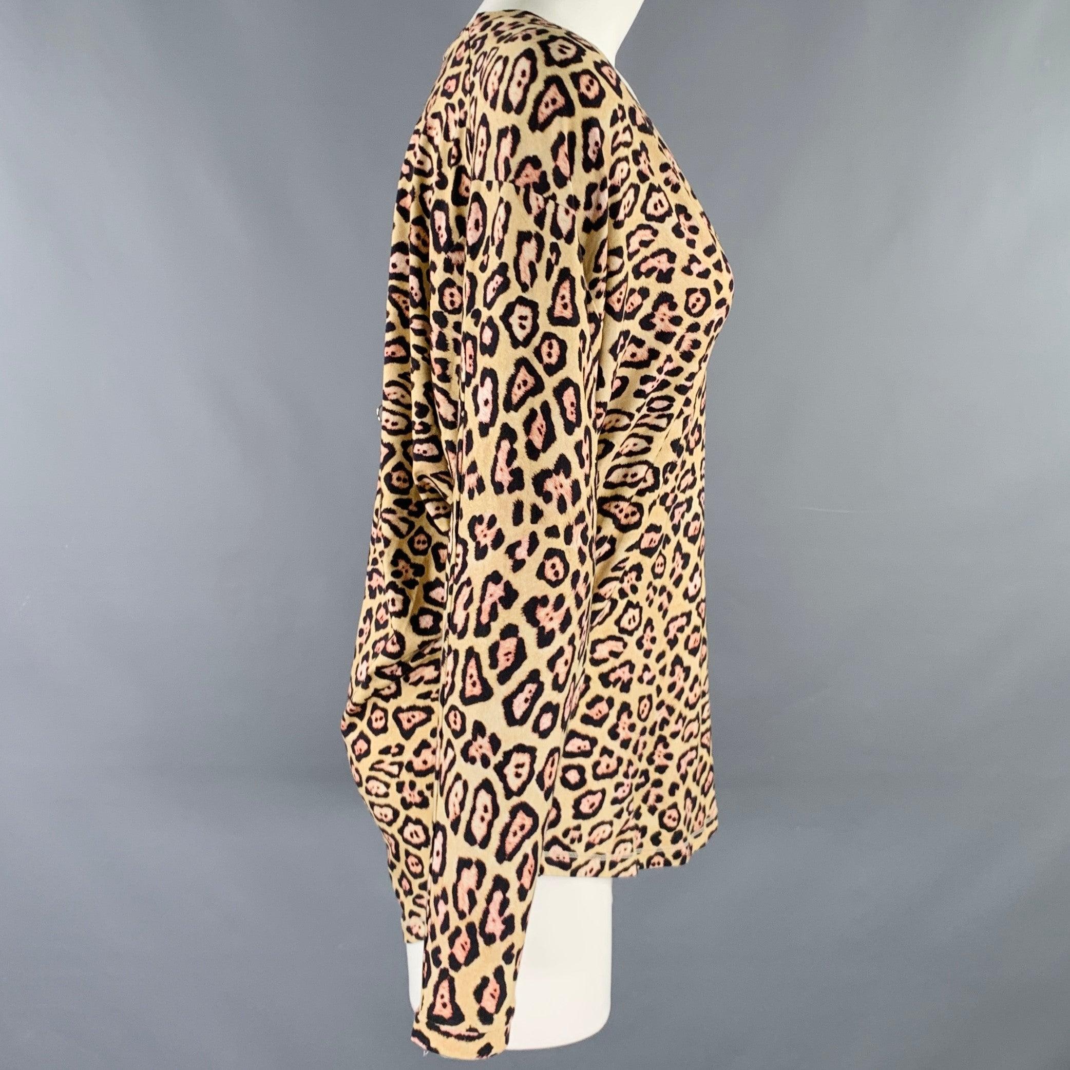 Top casual GIVENCHY
in un
tessuto misto viscosa elasticizzato beige e marrone con vestibilità oversize, stampa animalier, maniche dolman e scollo a V. Made in Italy. Eccellente condizione di usato. 

Contrassegnato:   36 

Misure: 
 
Spalla: 20