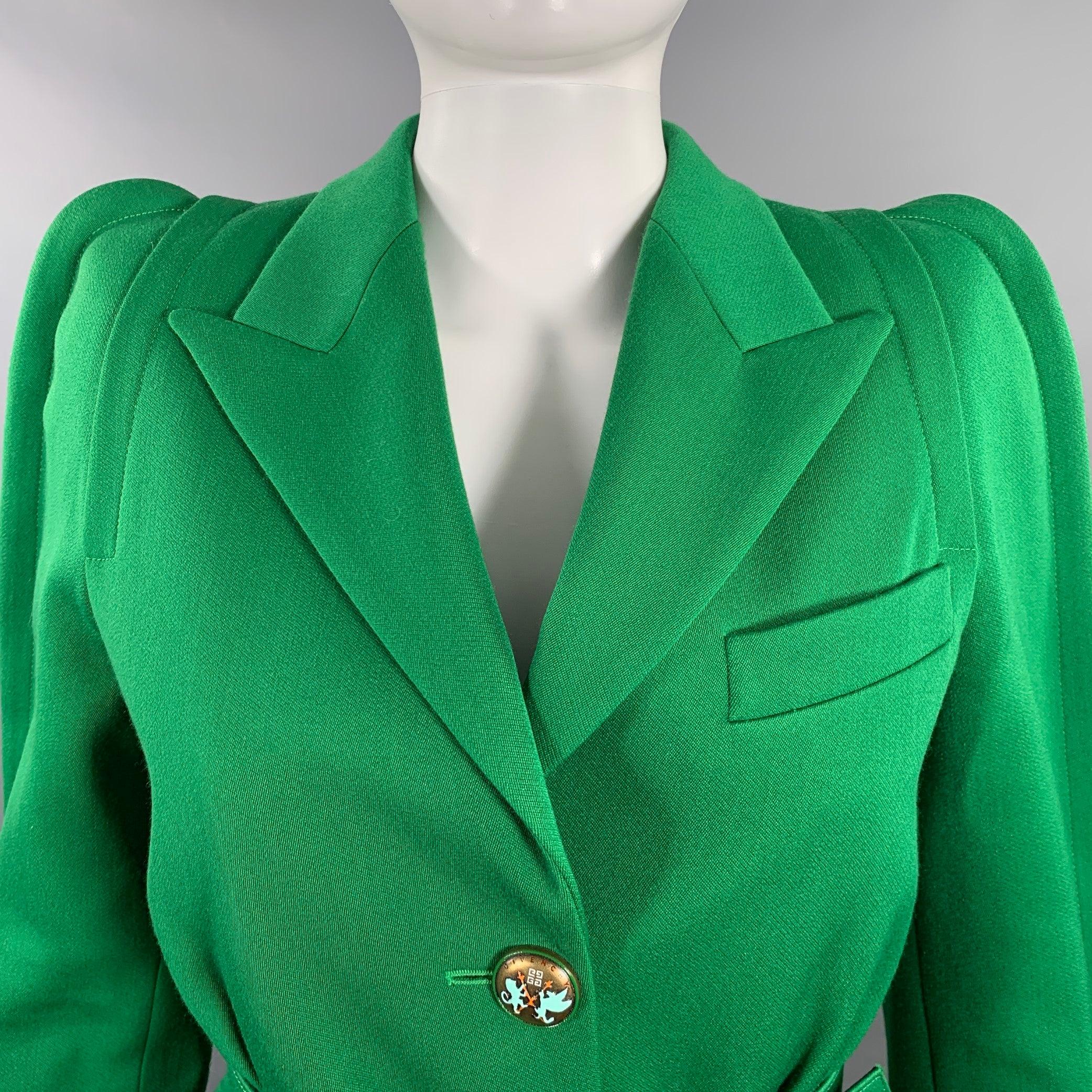 Veste Givenchy
en sergé de laine de polyester vert, avec un simple boutonnage, une ceinture, une taille plissée, des épaules très paddées et une fermeture à double bouton avec deux gros boutons en métal de couleur laiton avec logo. Fabriqué en