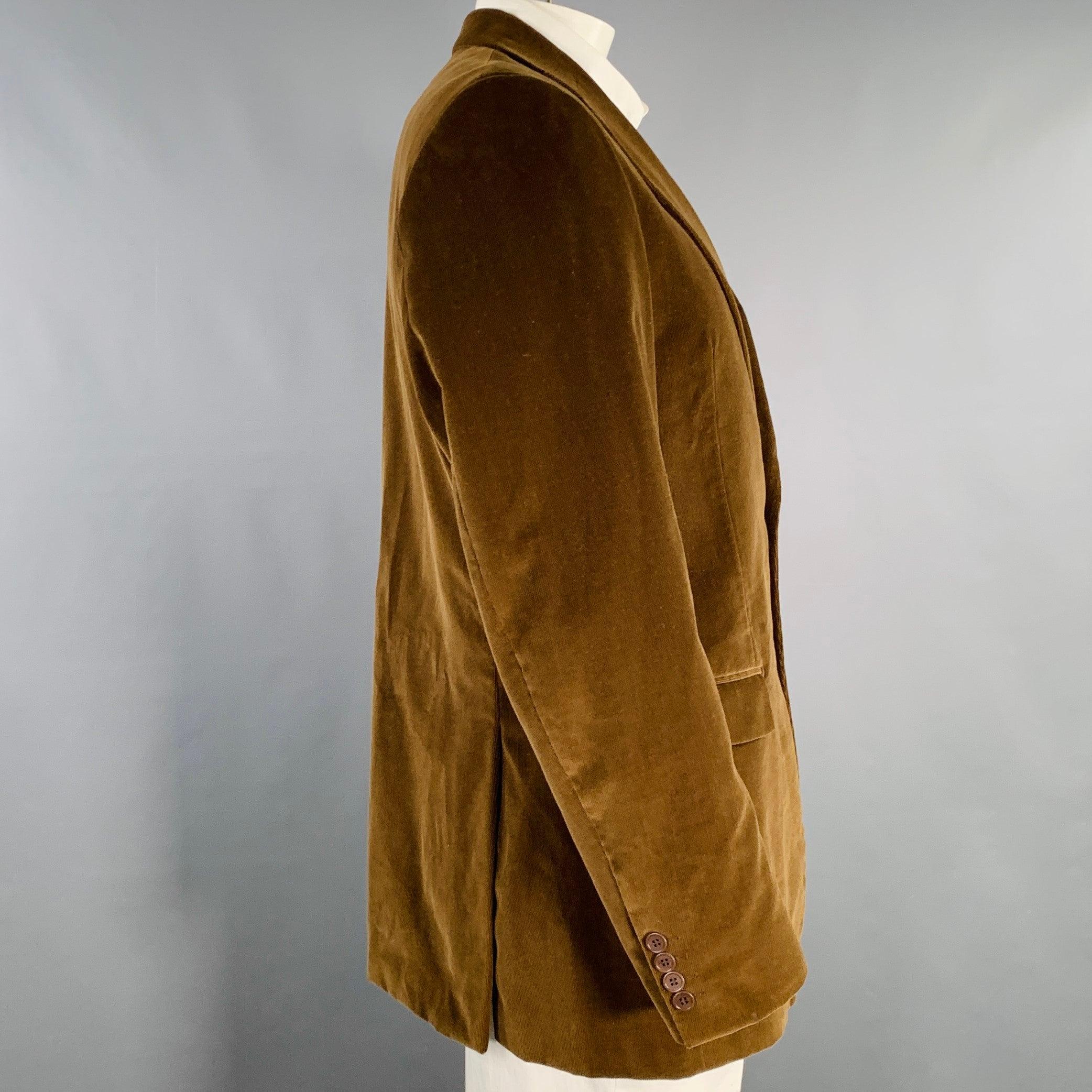 Cappotto sportivo Givenchy Sport
in velluto a coste marrone con rever a lancia, doppio spacco sul retro e chiusura a due bottoni. Prodotto in Italia. Nota: questo capo è stato modificato professionalmente. Si prega di controllare due volte le
