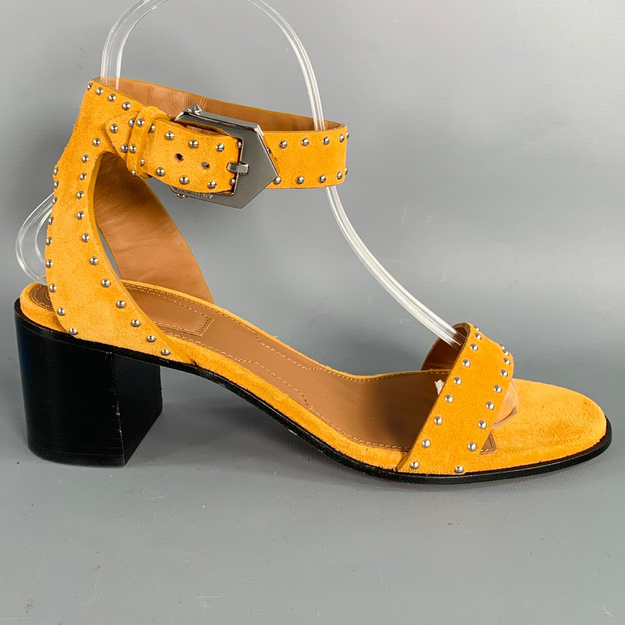 Sandales Givenchy
en daim jaune moutarde, avec des clous argentés, un talon épais et une boucle en métal argenté à la cheville. Livré avec un sac à poussière. Fabriqué en Italie. Excellent état. 

Marqué :   RM 0199Talon :
2.25 pouces 
  
  
