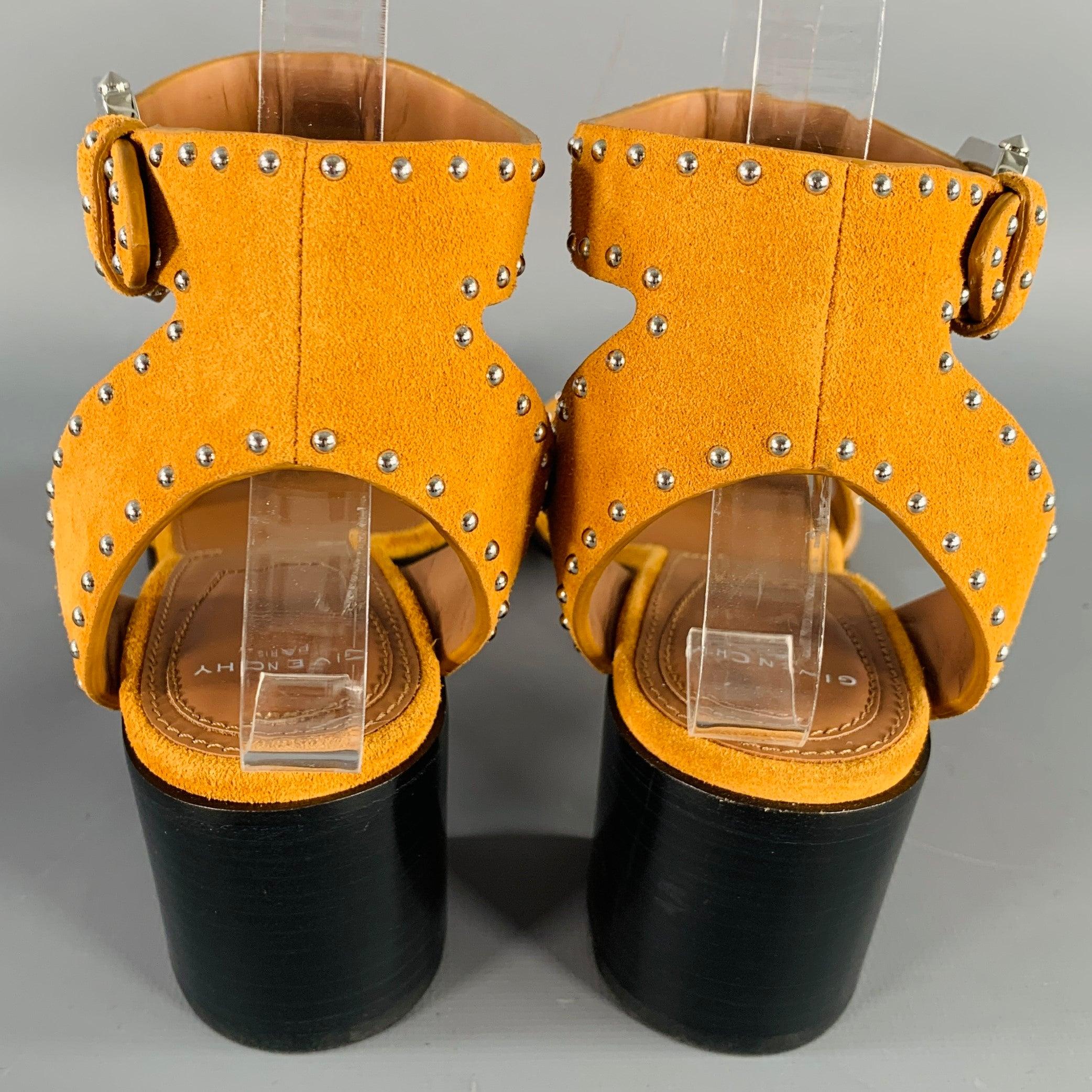 GIVENCHY Taille 6 Jaune moutarde Sandales à lanières en daim Excellent état - En vente à San Francisco, CA
