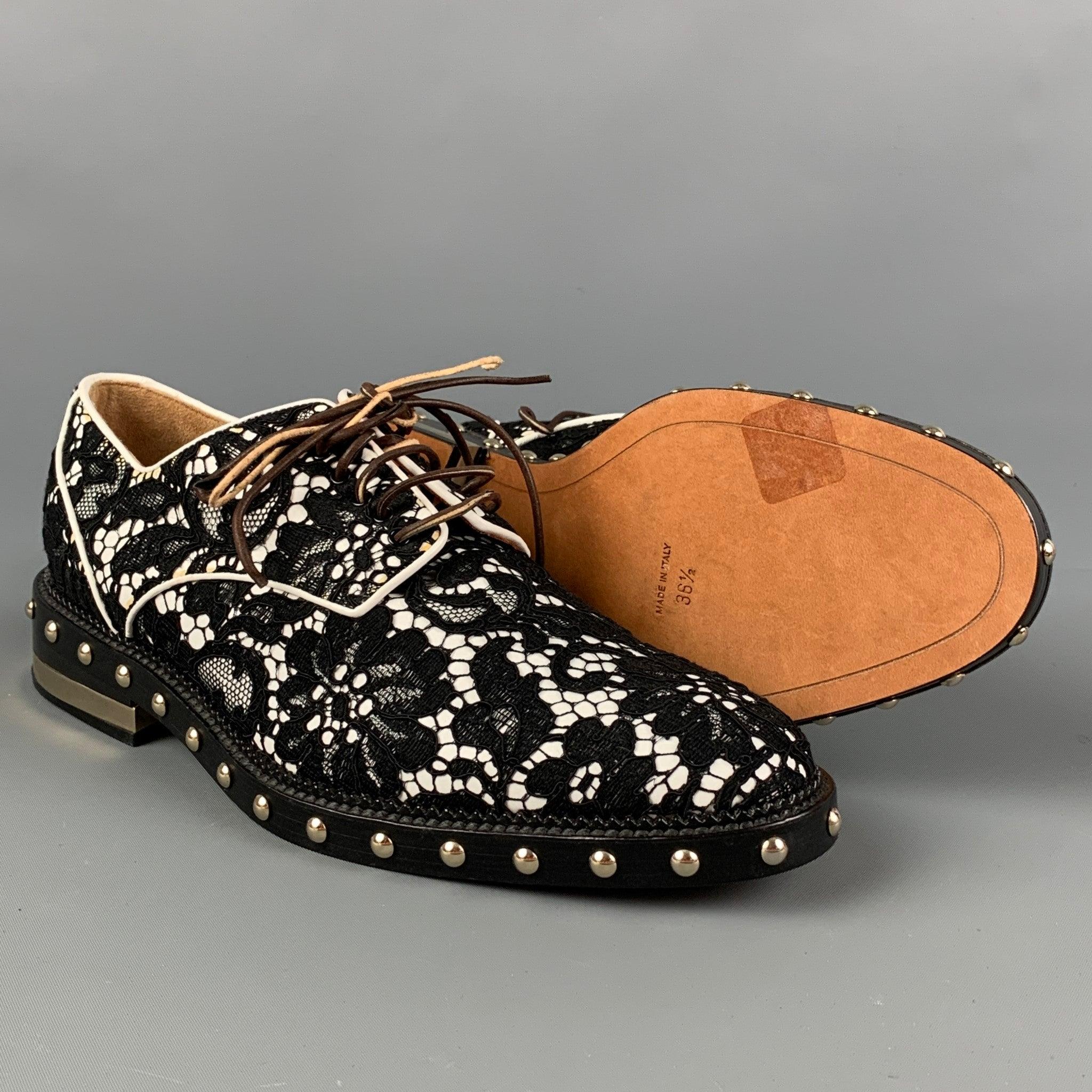 GIVENCHY Schuhe aus schwarzem und weißem, geblümter Spitze, Größe 6,5 im Zustand „Gut“ im Angebot in San Francisco, CA