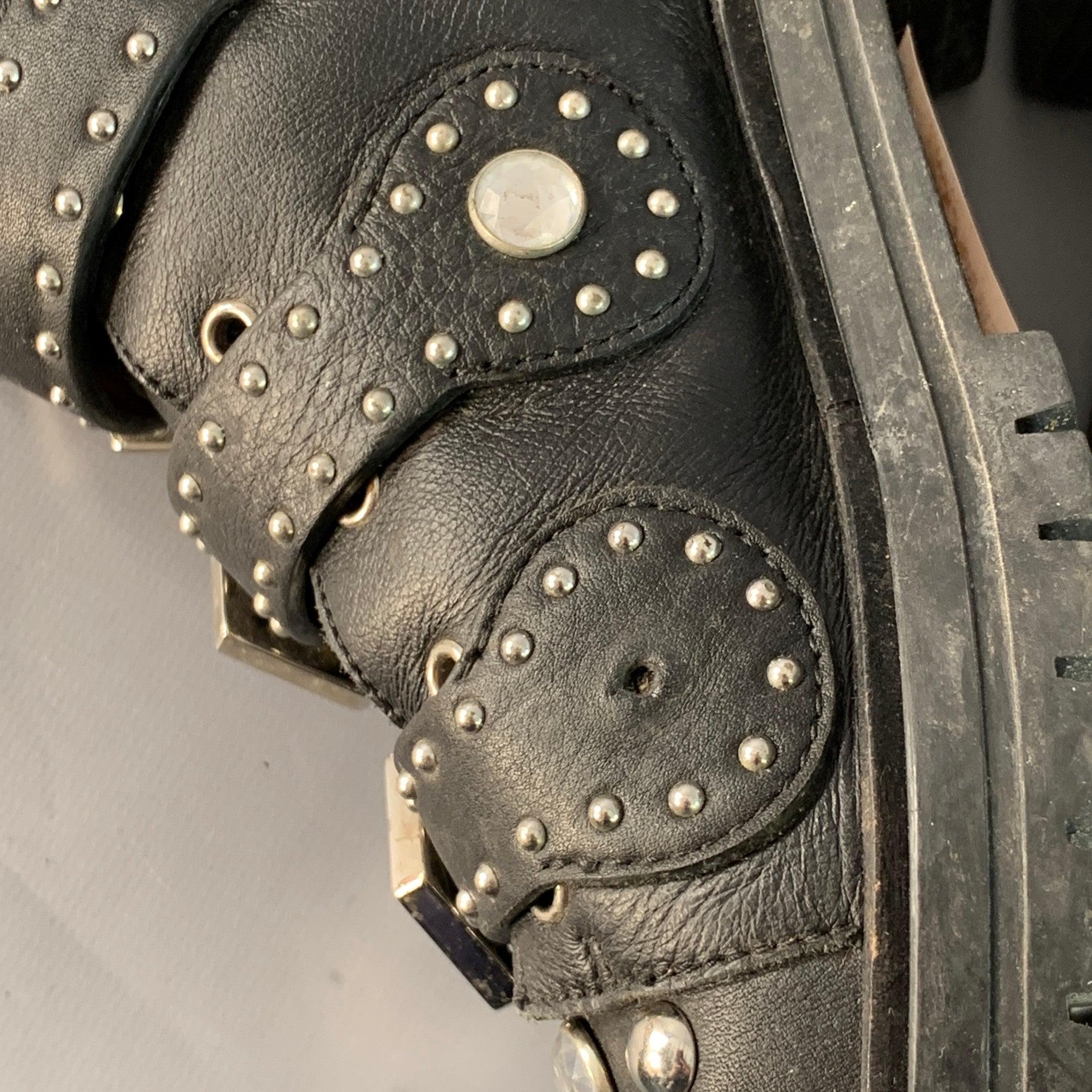 GIVENCHY Taille 8 Bottes en cuir noir clouté avec ceinture en vente 6