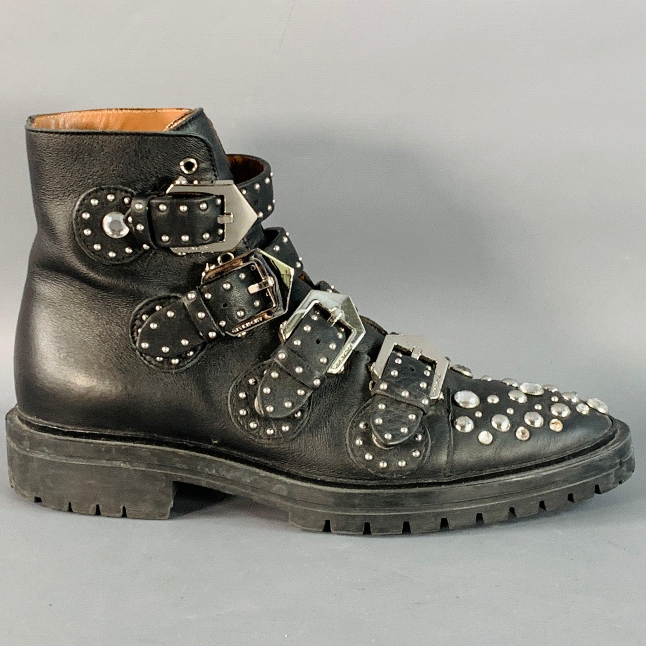 Bottes Givenchy en cuir noir avec clous en métal argenté et boucle en métal argenté. Fabriqué en Italie. Bon état d'usage. Manque deux strass sur les côtés, signes d'usure sur le métal. 

Marqué :   1 38  

Mesures : 
  Longueur : 11.25 pouces