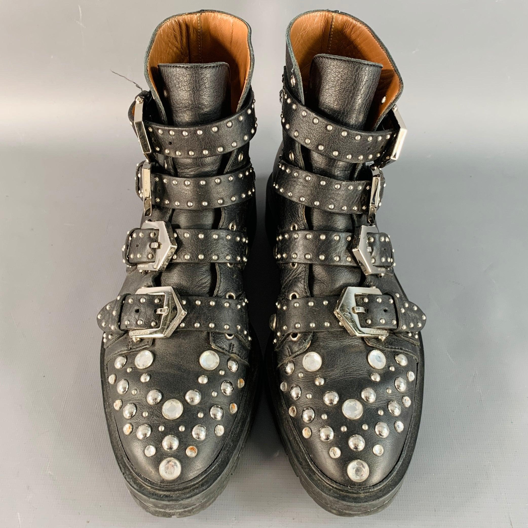 GIVENCHY Taille 8 Bottes en cuir noir clouté avec ceinture Bon état - En vente à San Francisco, CA