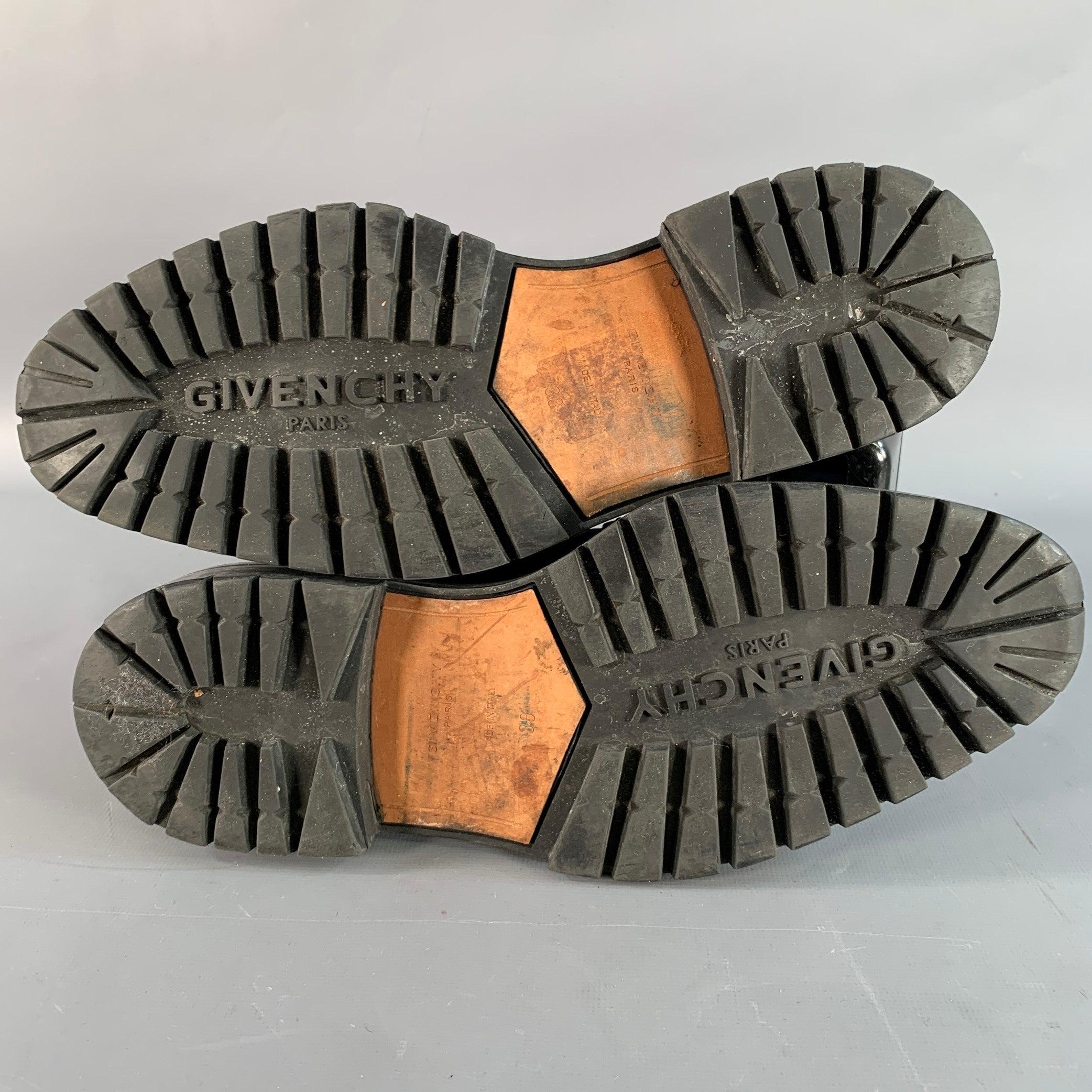 GIVENCHY Taille 8 Bottes en cuir noir clouté avec ceinture en vente 1