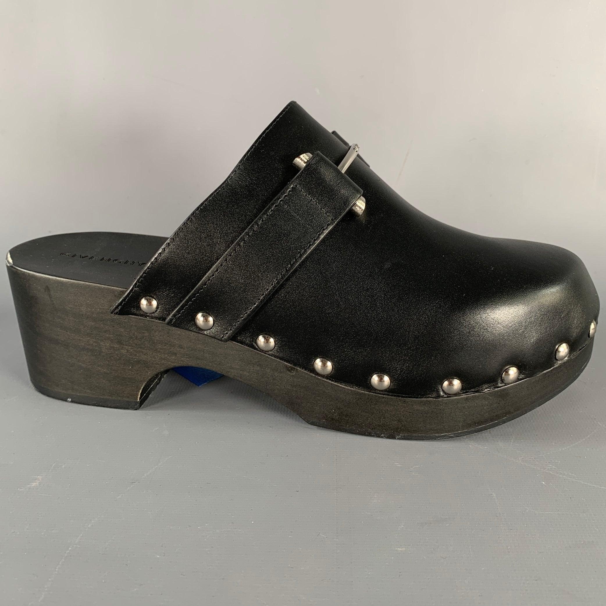 Sandali Givenchy
in pelle nera con borchie argentate, logo argentato e tacco grosso con plateau. Made in Italy. Eccellente condizione di usato. 

Contrassegnato:   IT 40Suola: 10,25 pollici  x 3,5 pollici 
  
  
 
Riferimento Sui Generis: