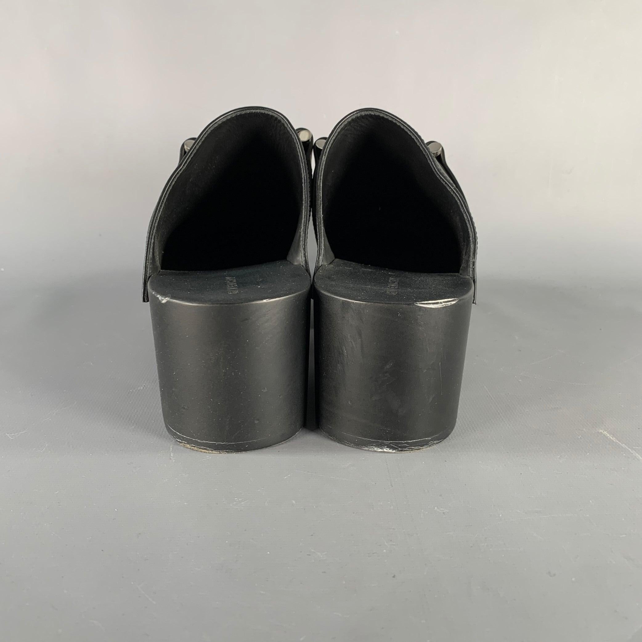 Nero GIVENCHY Sandali zoccolo con borchie in pelle nera e argento taglia 9 in vendita