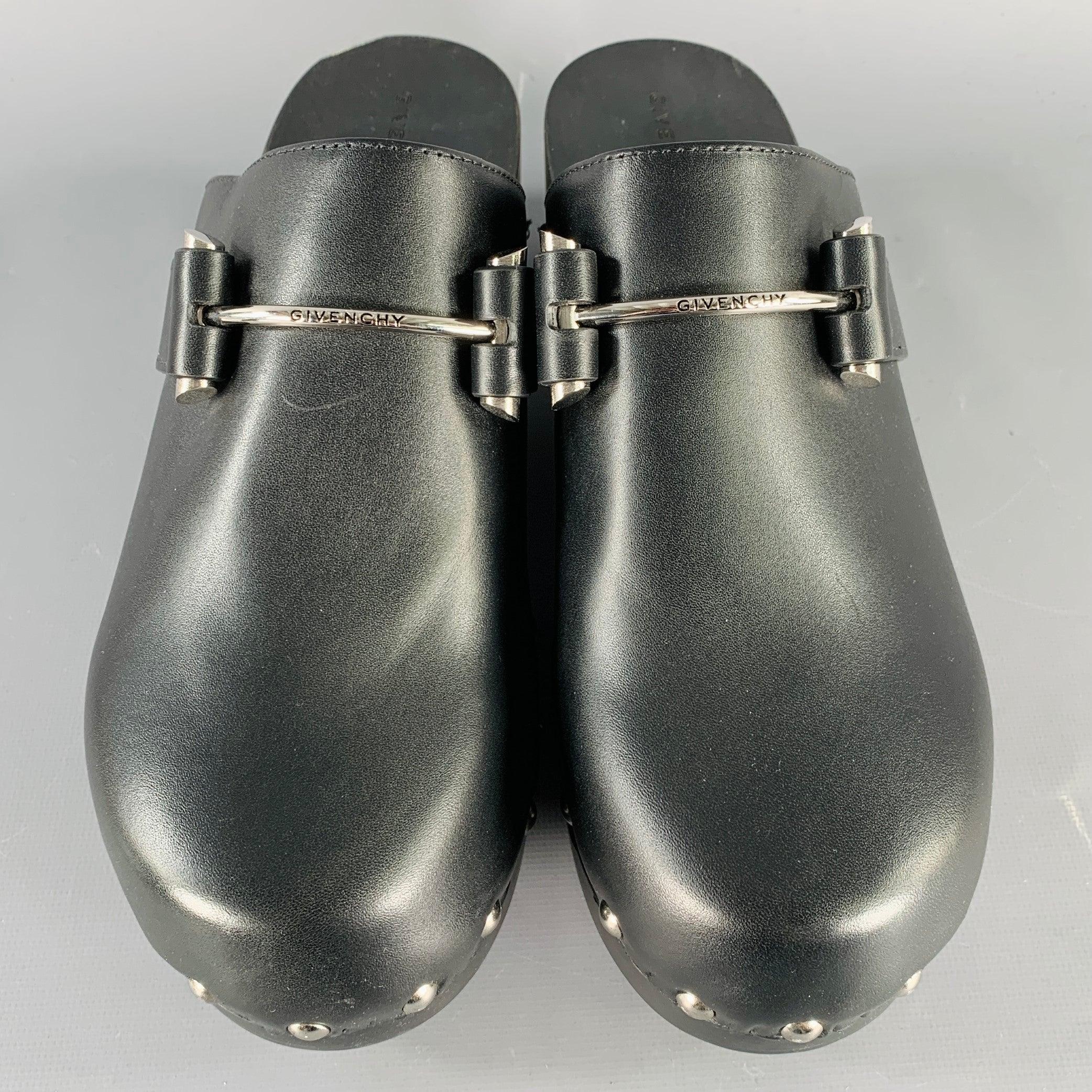 GIVENCHY Sandali zoccolo con borchie in pelle nera e argento taglia 9 In condizioni ottime in vendita a San Francisco, CA