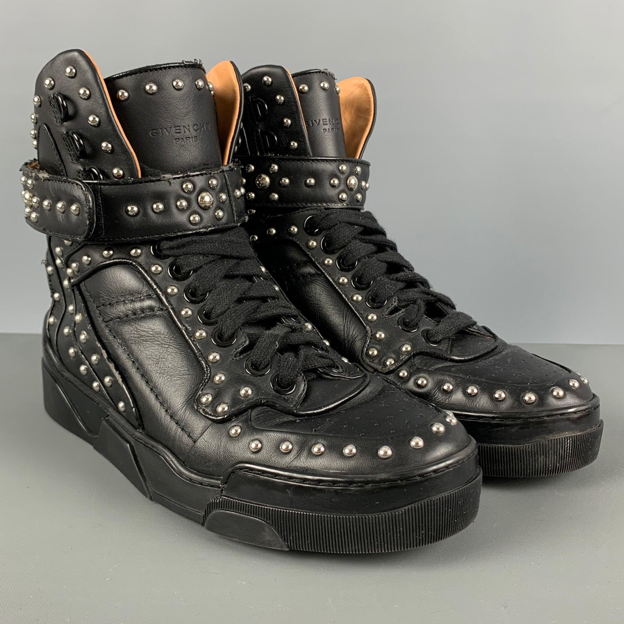 GIVENCHY High-Top-Sneakers aus schwarzem Leder mit silbernen Nieten, Gummisohle und Schnürsenkeln. Sehr guter gebrauchter Zustand. Leichte Abnutzung. So wie es ist. 

Markiert:   42 

Abmessungen: 
  Länge: 11,5 Zoll Breite: 4,25 Zoll Höhe: 8 Zoll 

