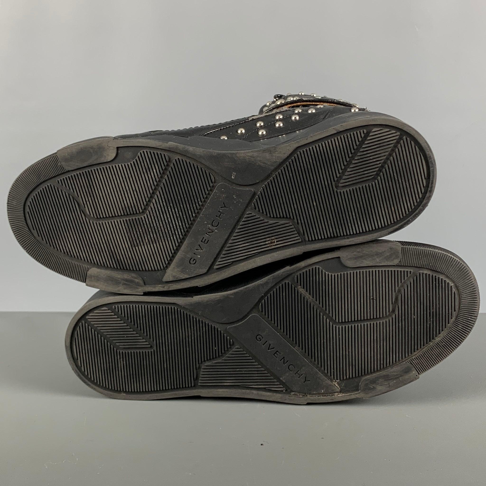 GIVENCHY Größe 9 Schwarze Nieten-Turnschuhe aus Leder mit hohem Top aus Leder im Angebot 2